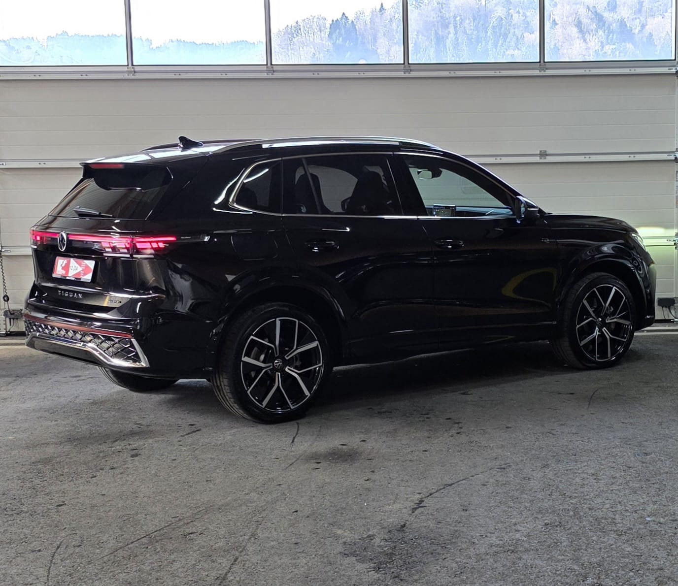 VW Tiguan 2.0 TSI DSG R-Line 4Motion-image-4
