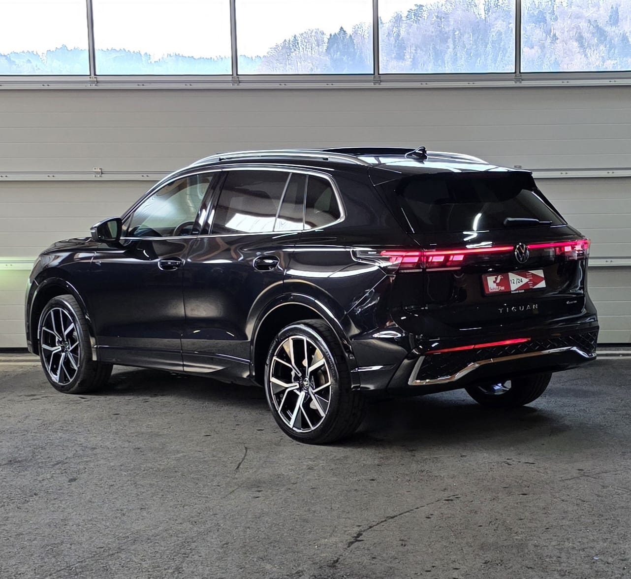 VW Tiguan 2.0 TSI DSG R-Line 4Motion-image-2