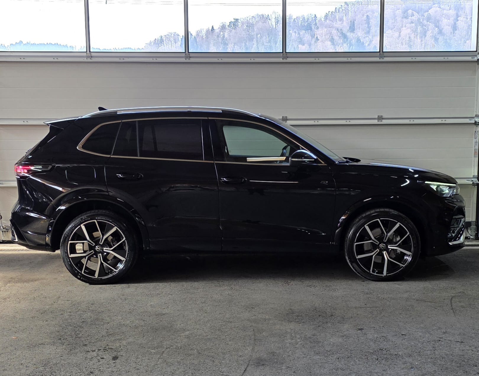 VW Tiguan 2.0 TSI DSG R-Line 4Motion-image-5