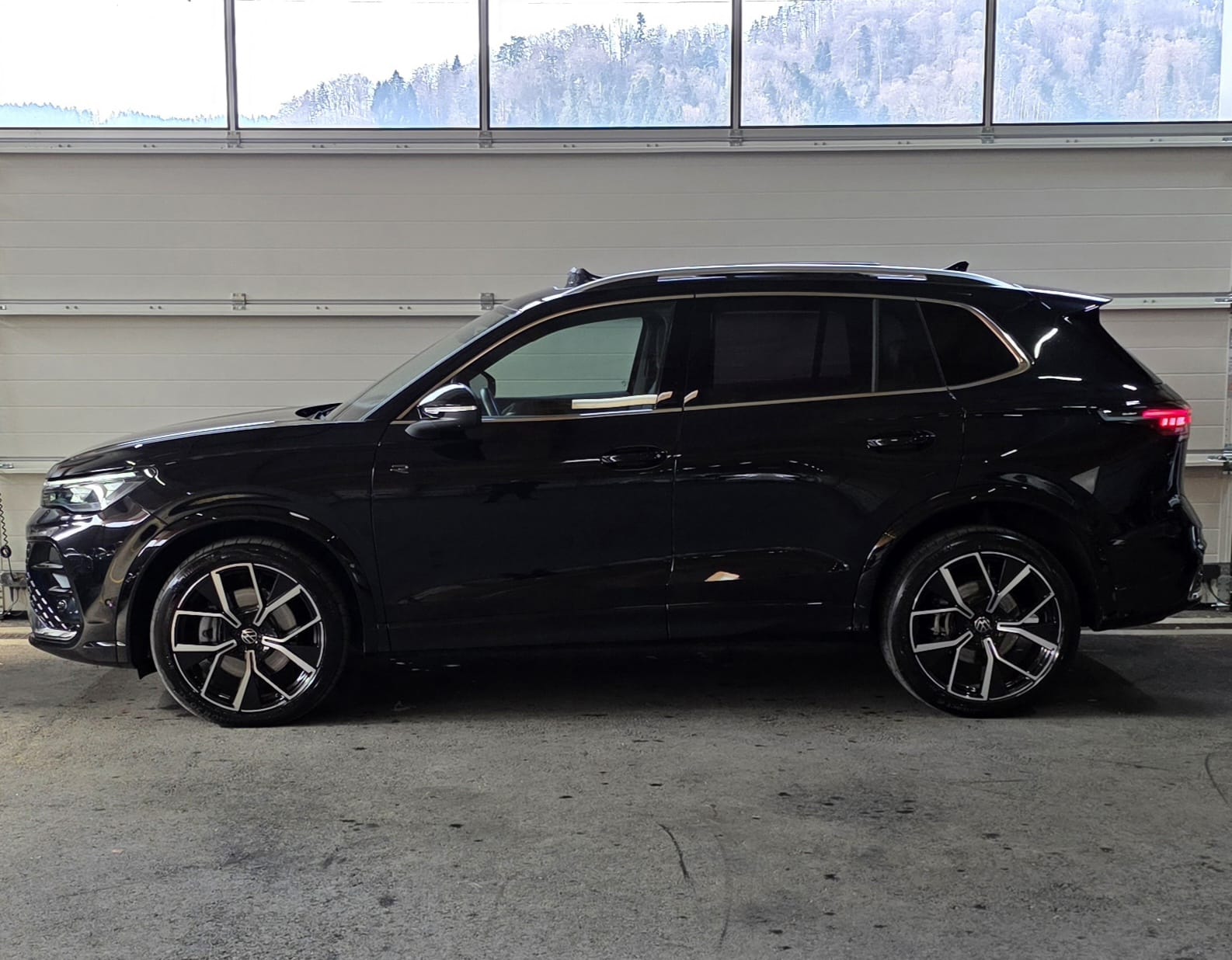 VW Tiguan 2.0 TSI DSG R-Line 4Motion-image-1