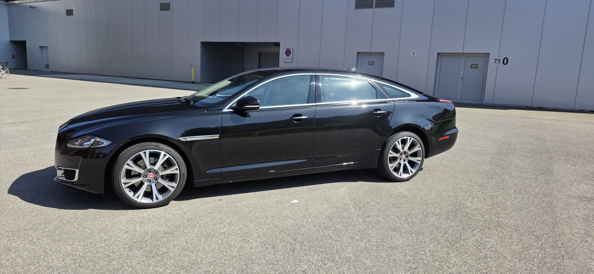 JAGUAR XJL 3.0 AWD Portfolio-image-3