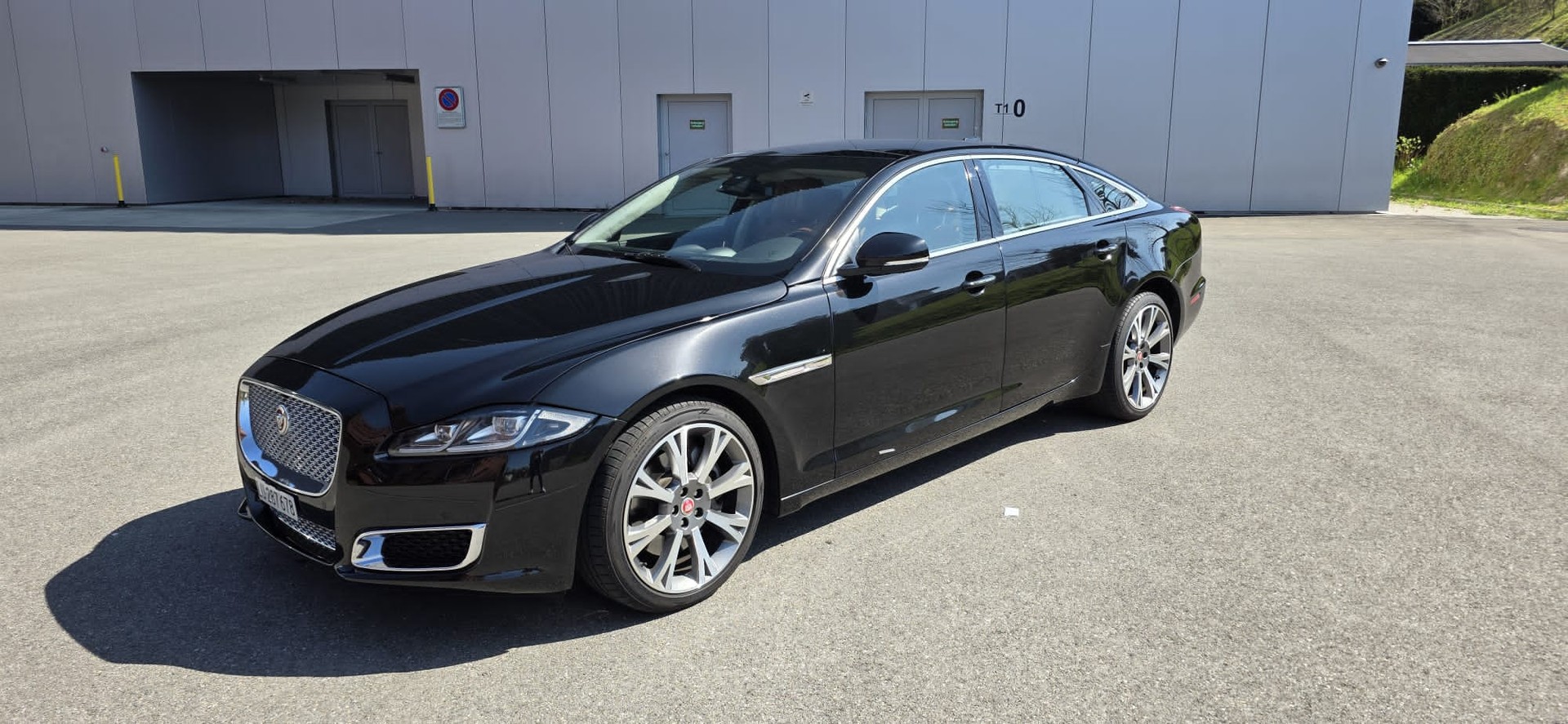 JAGUAR XJL 3.0 AWD Portfolio-image-2