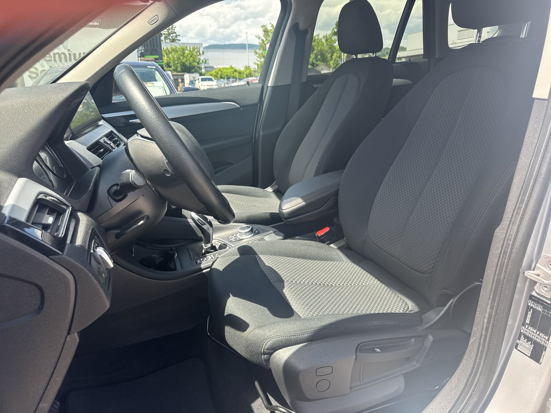 BMW X1 sDrive 18i Essential Edition Steptronic DSK-image-9