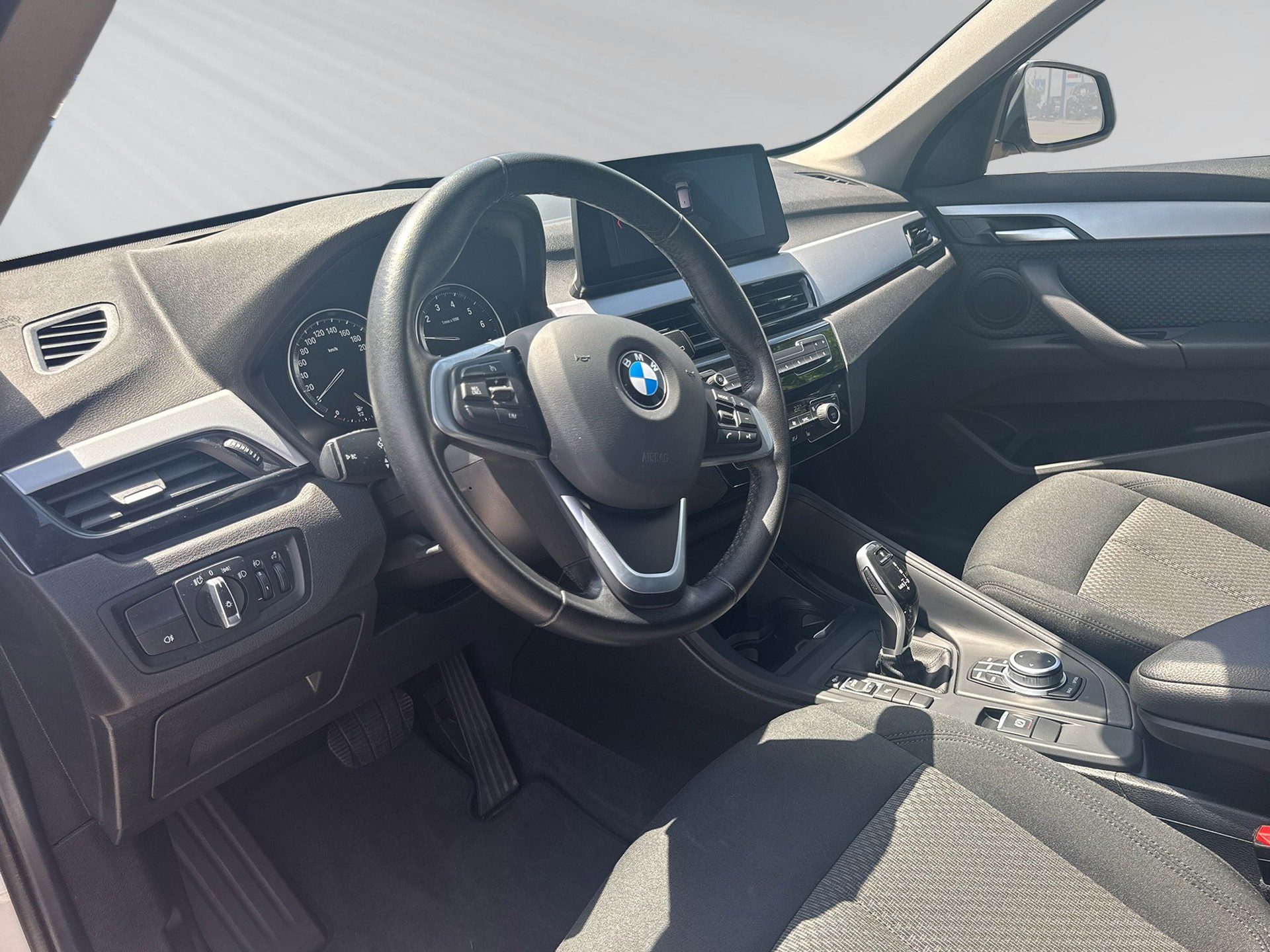BMW X1 sDrive 18i Essential Edition Steptronic DSK-image-3