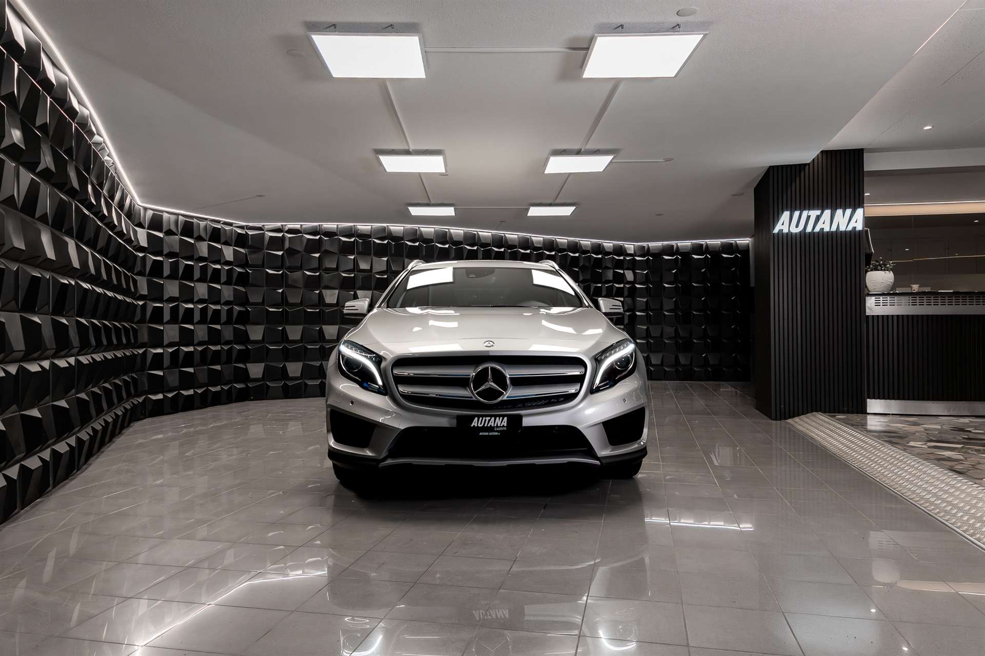 MERCEDES-BENZ GLA 250 AMG Line 4Matic 7G-DCT-showroom-element-3