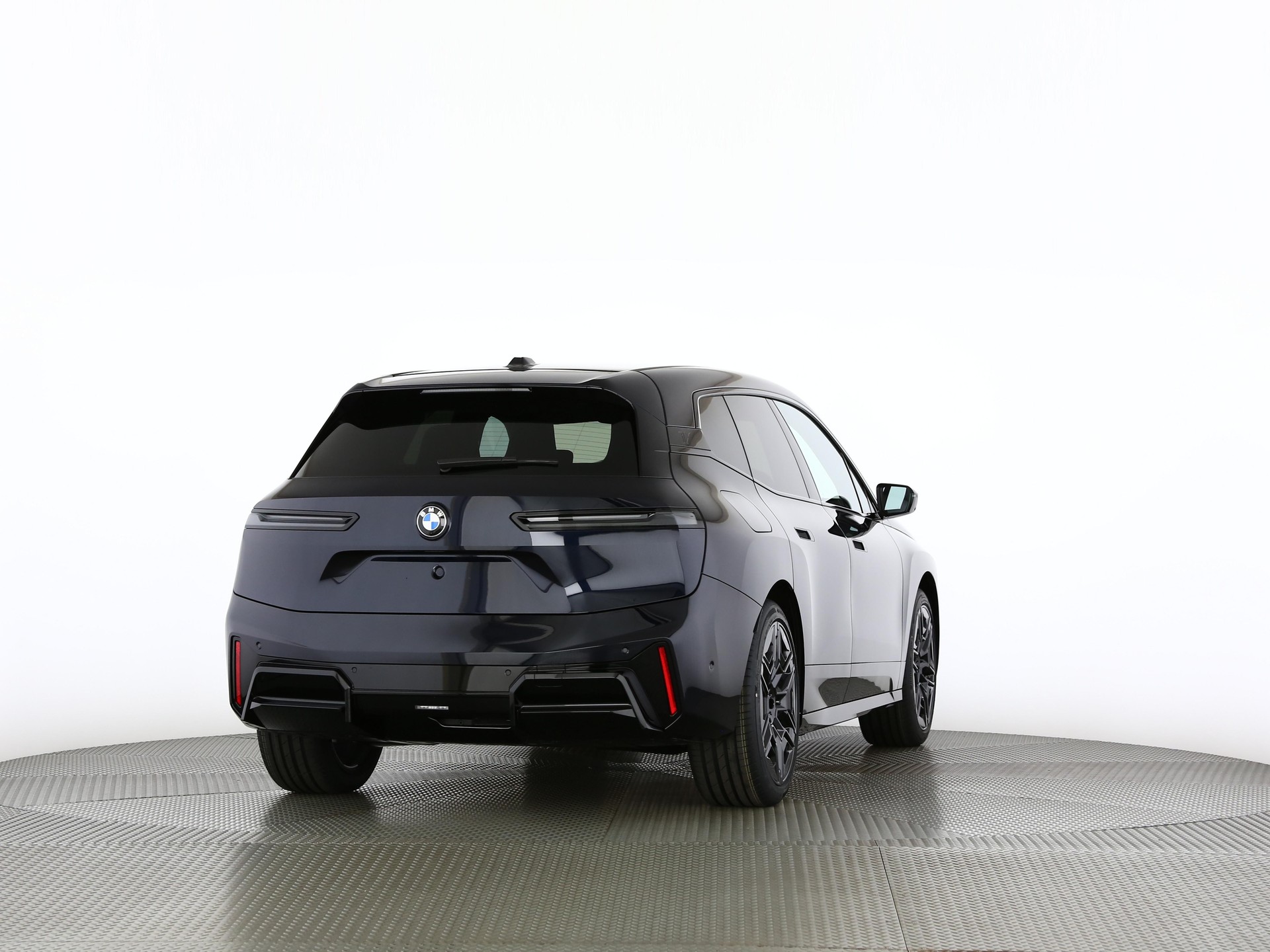 BMW iX xDrive60-image-1