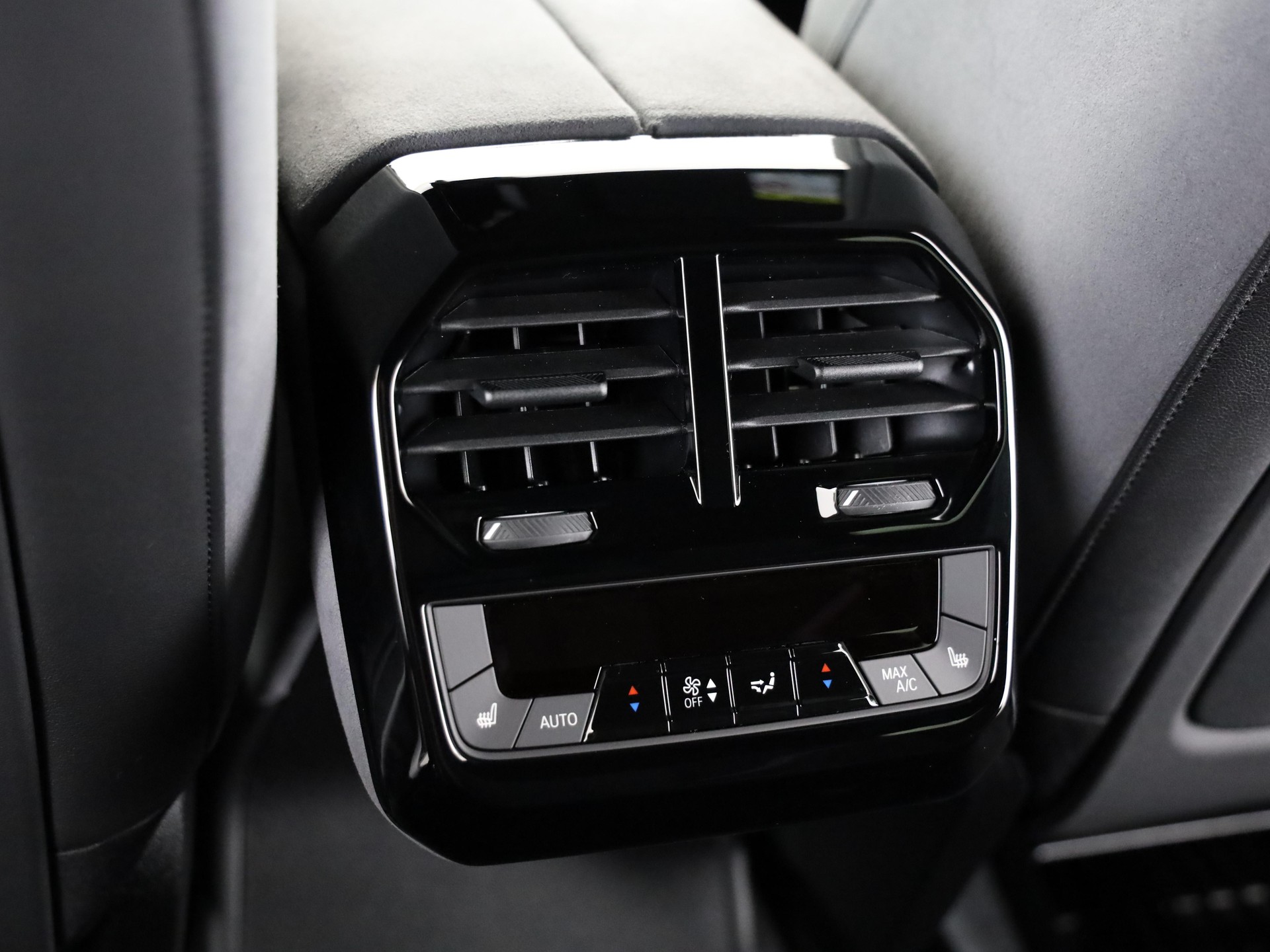 BMW iX xDrive60-image-17