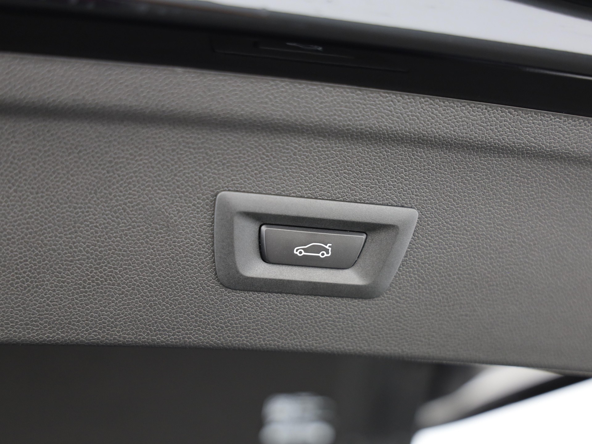 BMW iX xDrive60-image-8