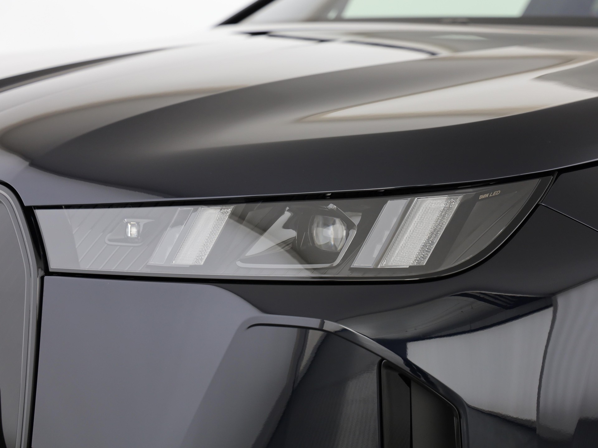BMW iX xDrive60-image-5