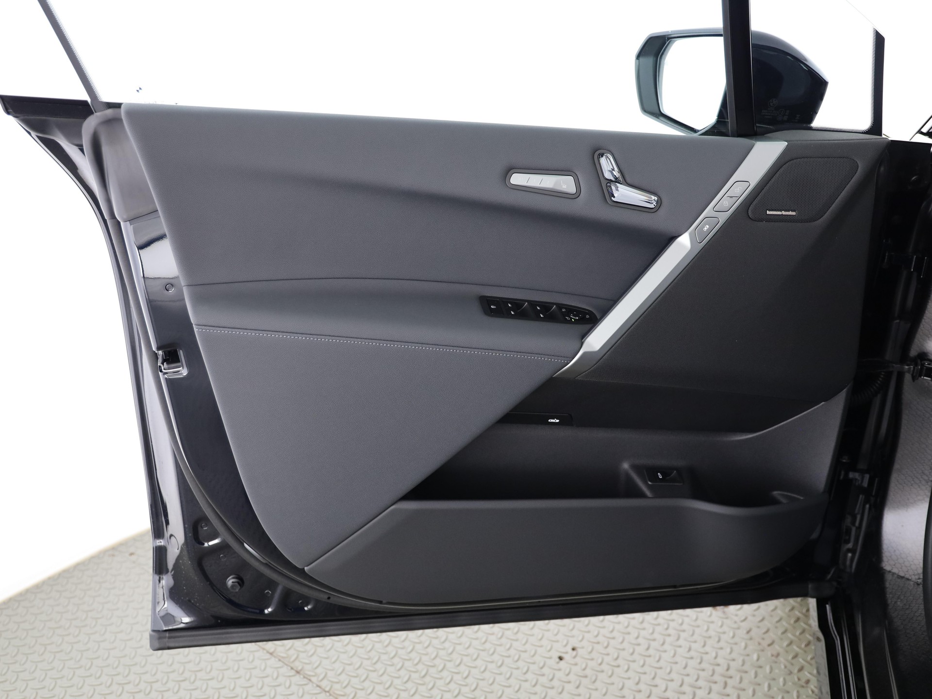 BMW iX xDrive60-image-9