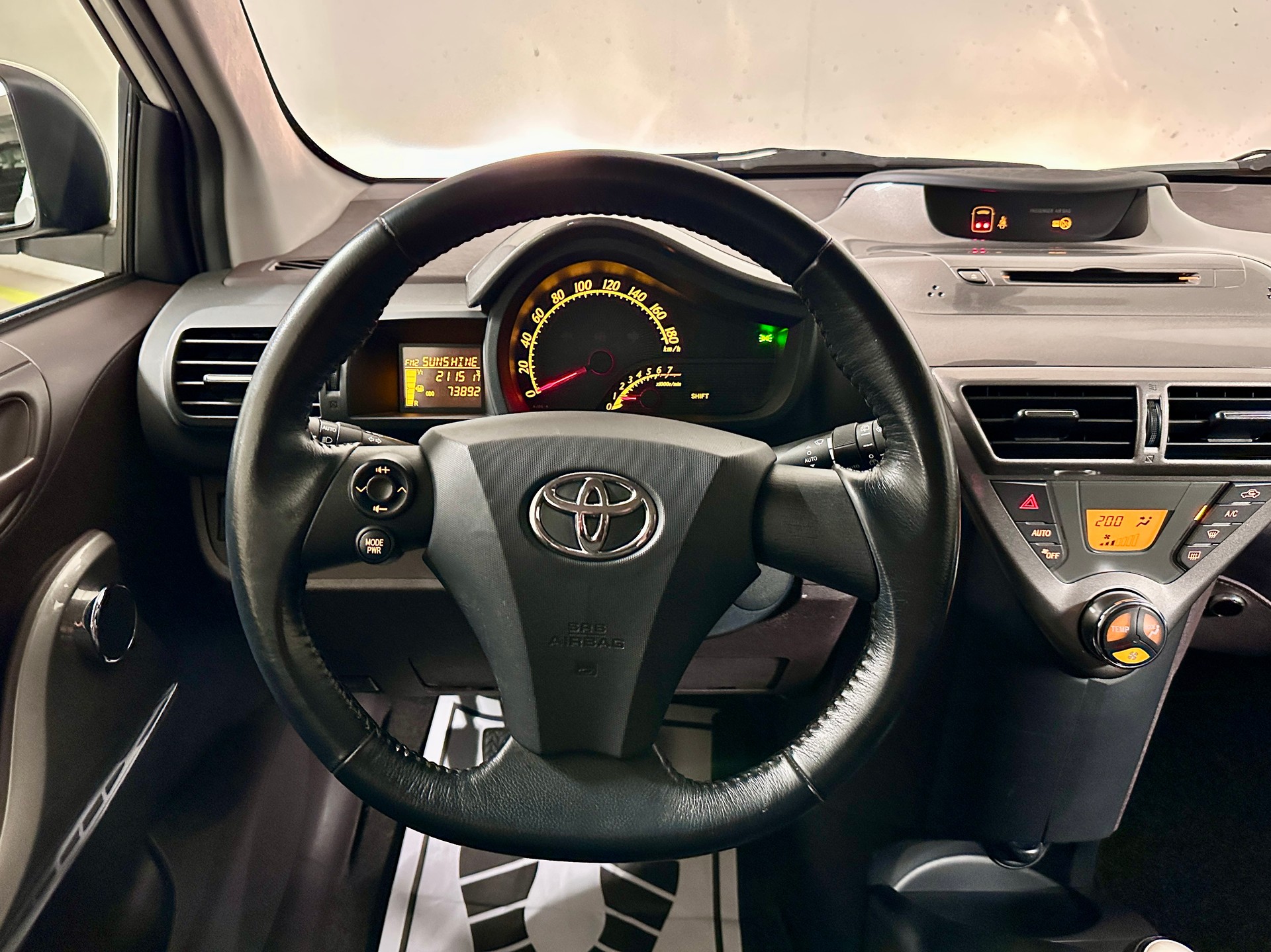 TOYOTA iQ 1.0 VVT-i-image-12