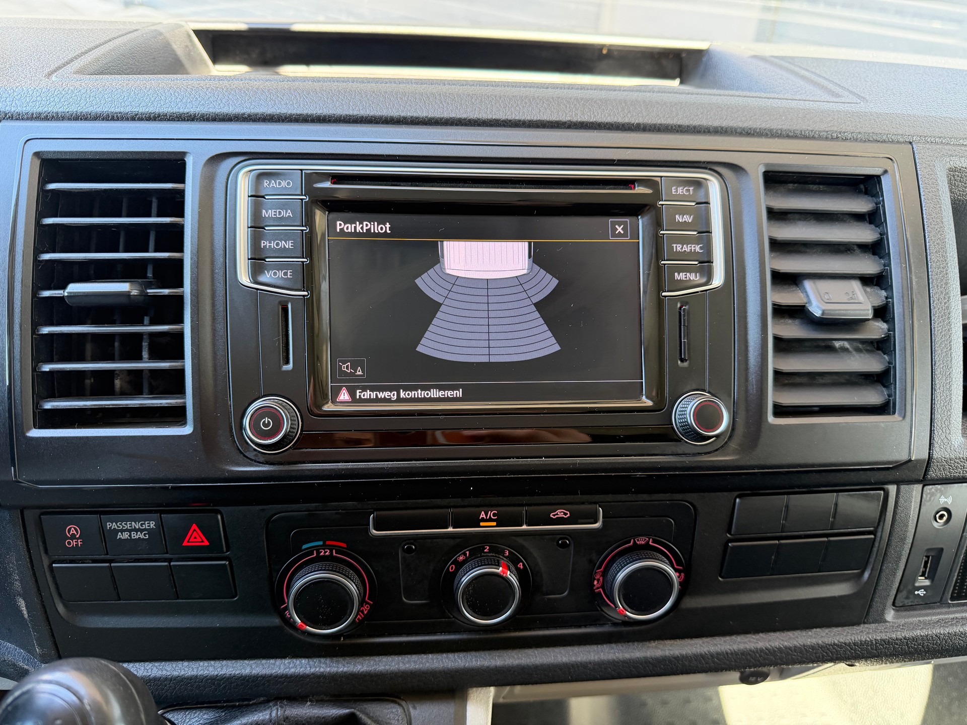 VW T6 2.0 TDI | Frisch ab MFK | Frisch ab Service | Navi | Parksensoren | Klima | Dachträger-image-14