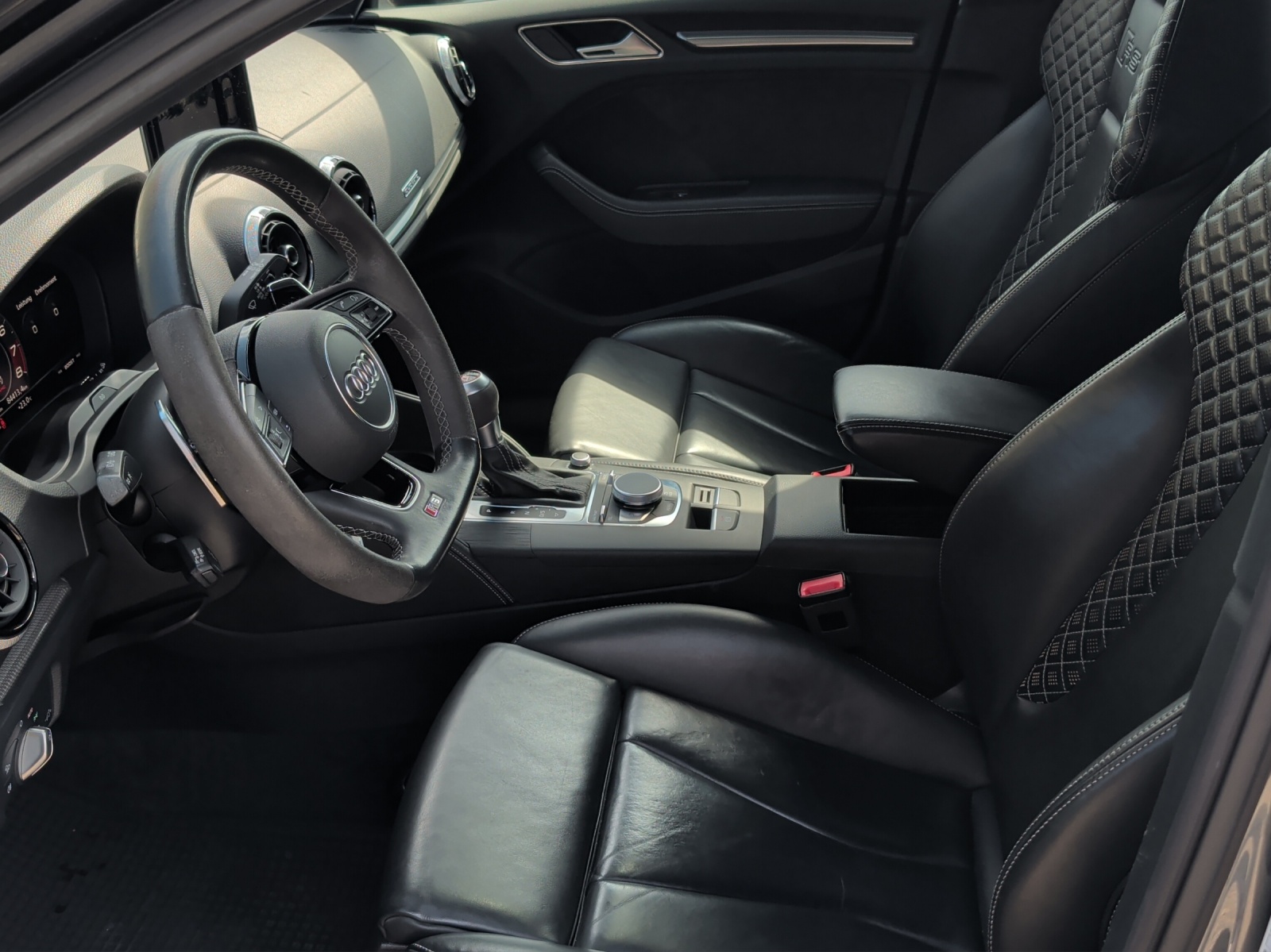 AUDI RS3 Sportback 2.5 TSI quattro S-tronic-image-8