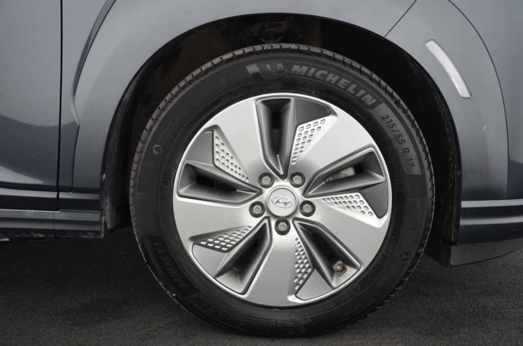 HYUNDAI Kona EV Premium Plus Bluelink *3-Phasen*-image-9