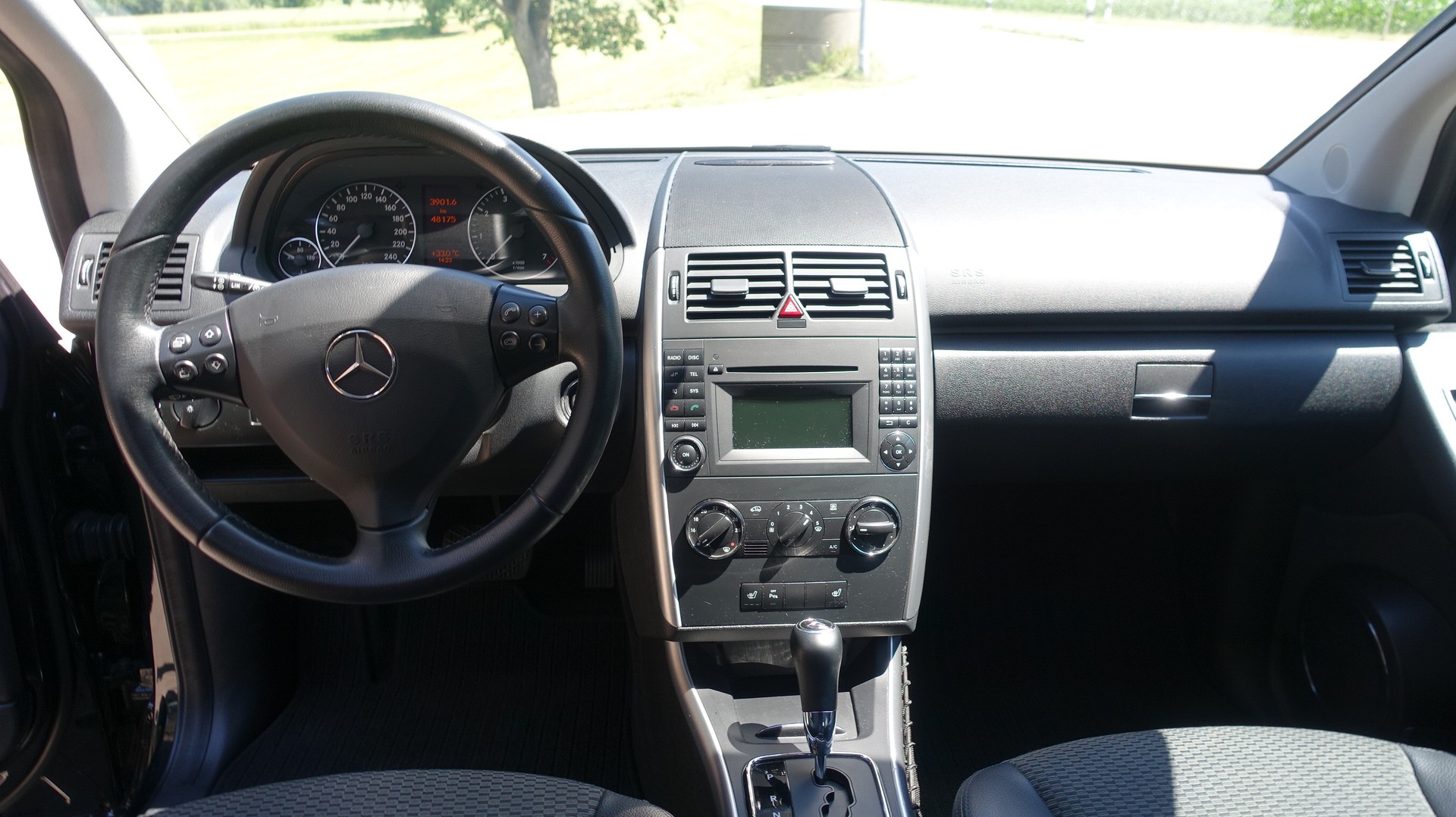 MERCEDES-BENZ A 180 Avantgarde Selection Autotronic-image-9