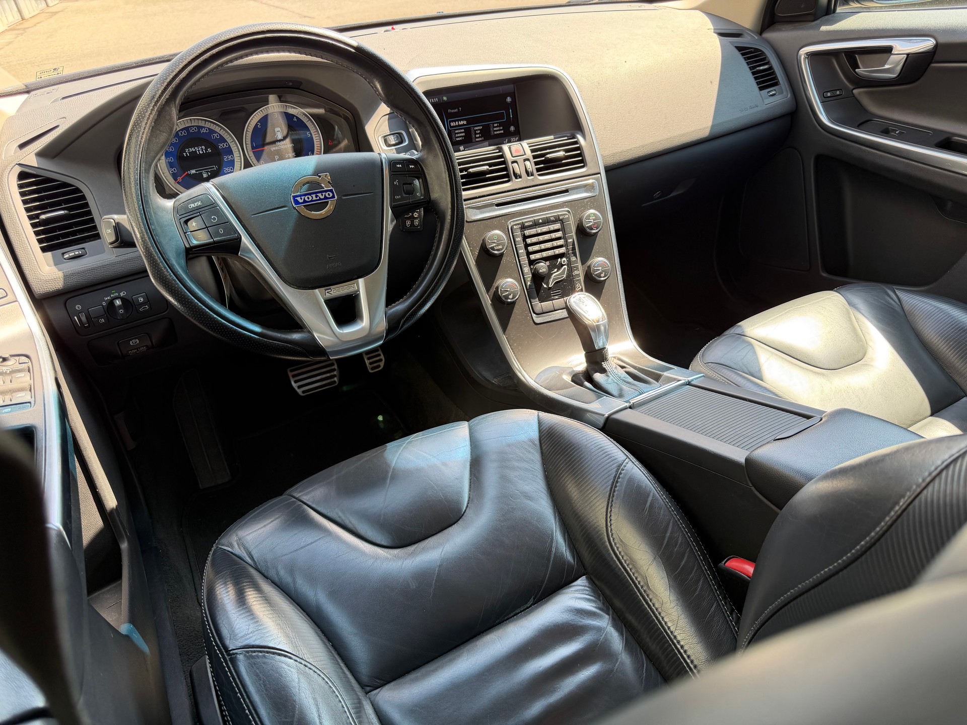 VOLVO XC60 D5 AWD R-Design Geartronic-image-8