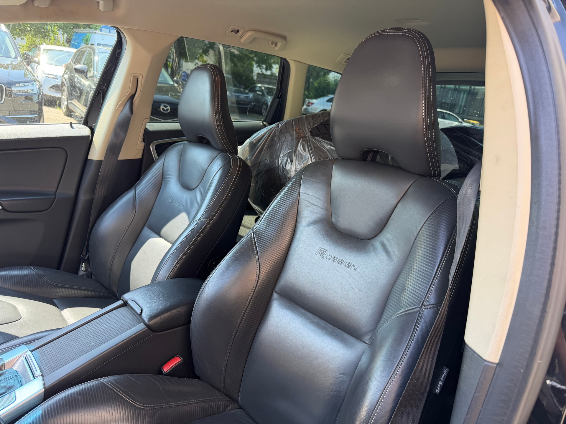 VOLVO XC60 D5 AWD R-Design Geartronic-image-5