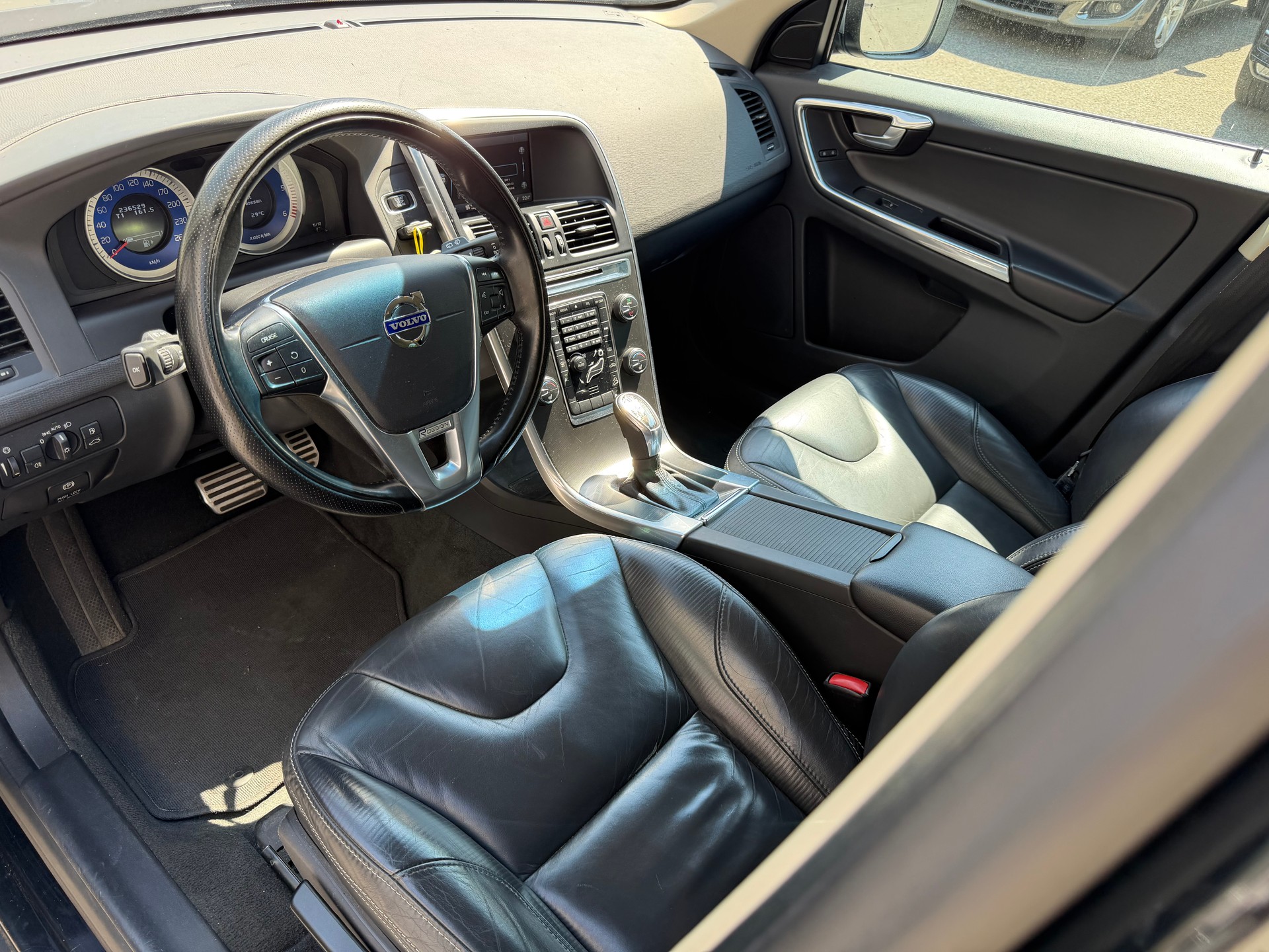 VOLVO XC60 D5 AWD R-Design Geartronic-image-4