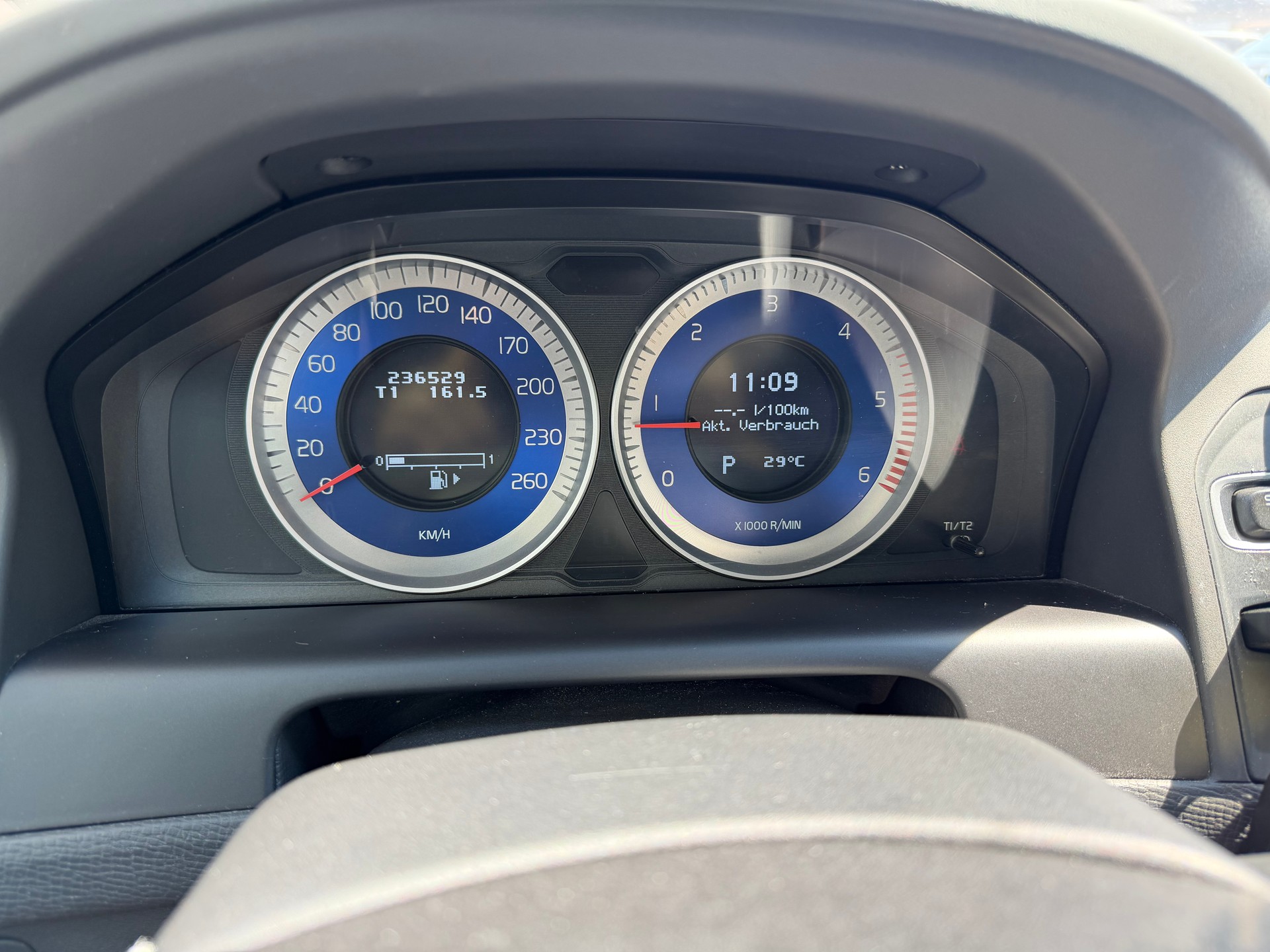 VOLVO XC60 D5 AWD R-Design Geartronic-image-9