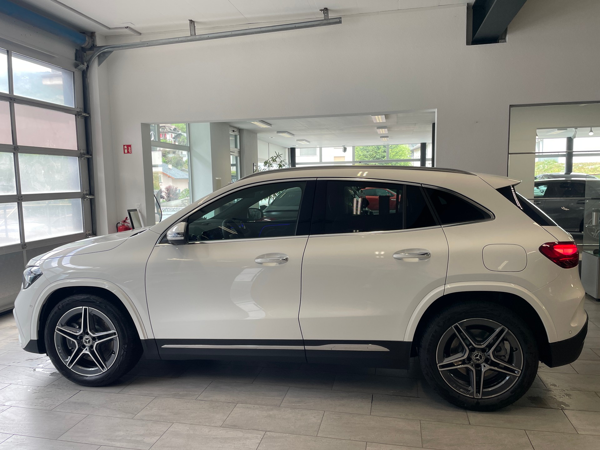 MERCEDES-BENZ GLA 250 4Matic 8G-DCT AMG Line Swiss Star-image-3