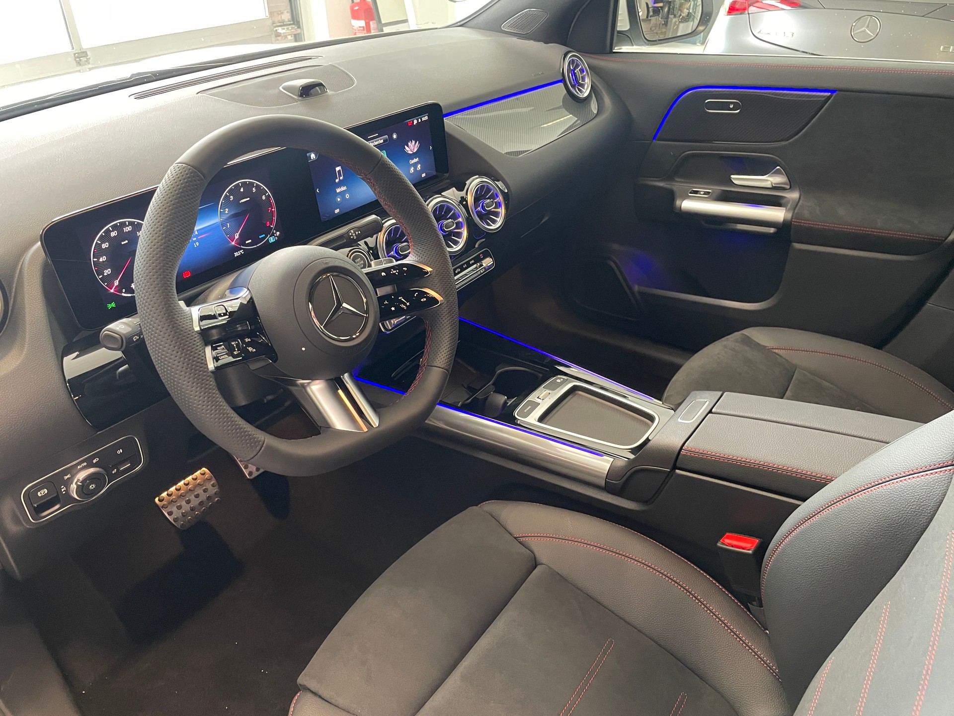 MERCEDES-BENZ GLA 250 4Matic 8G-DCT AMG Line Swiss Star-image-10