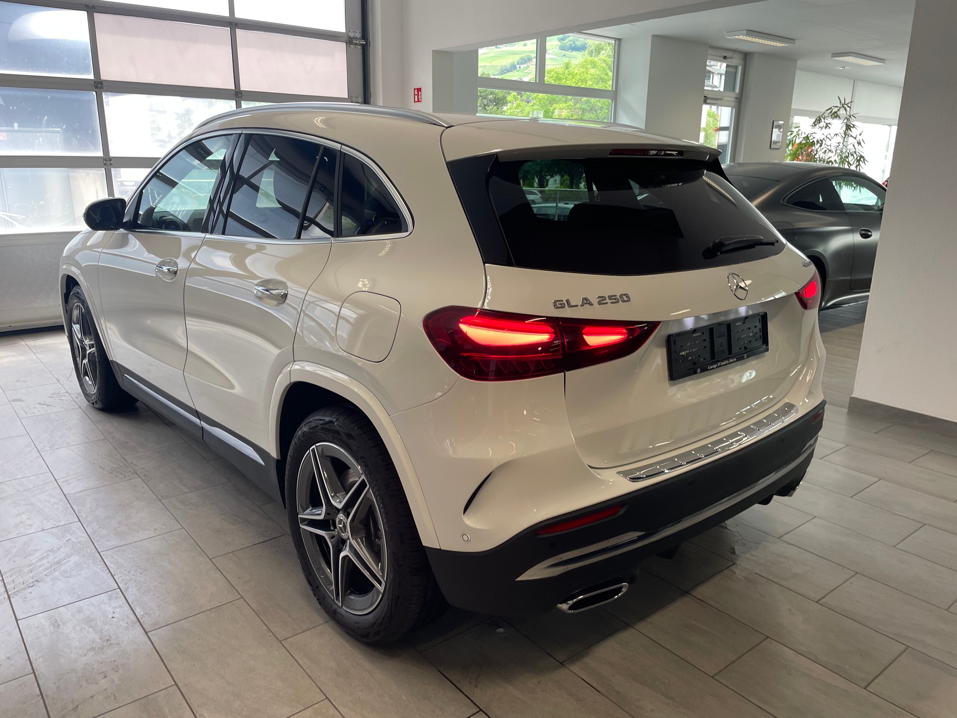 MERCEDES-BENZ GLA 250 4Matic 8G-DCT AMG Line Swiss Star-image-4