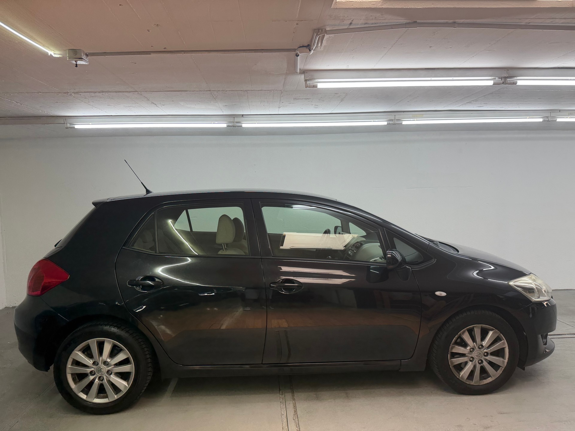 TOYOTA Auris 2.0 D-4D Linea Sol-image-3