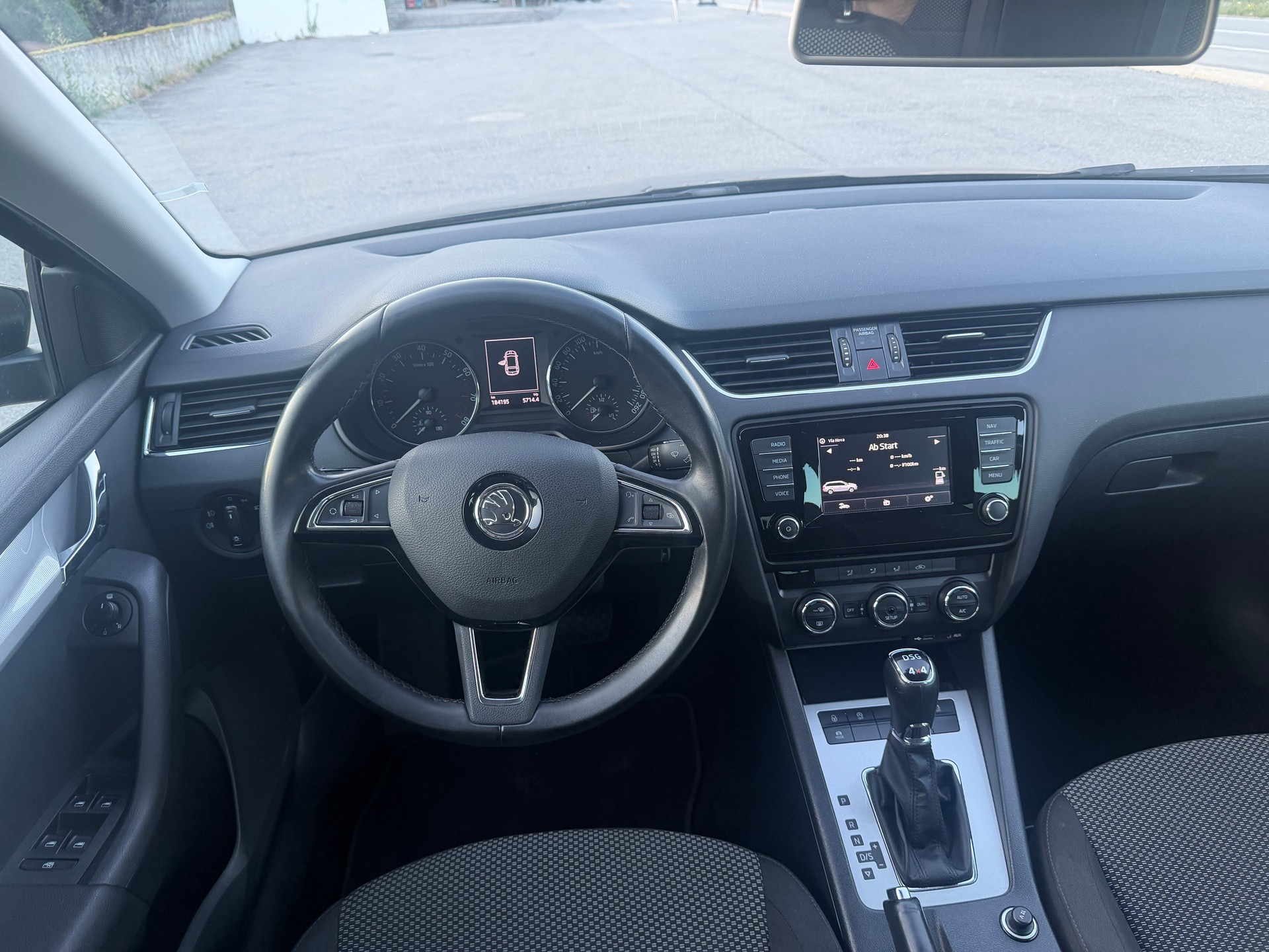 SKODA Octavia Combi 1.8 TSI Ambition 4x4 DSG-image-8