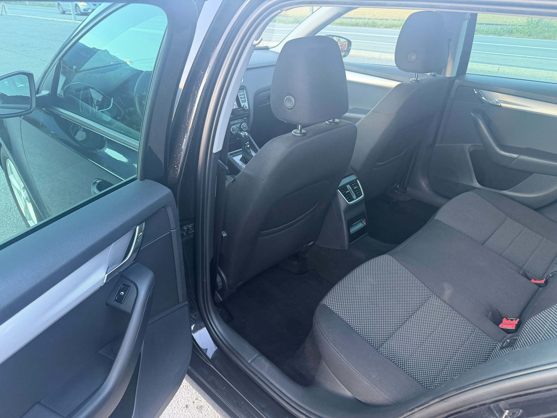 SKODA Octavia Combi 1.8 TSI Ambition 4x4 DSG-image-7