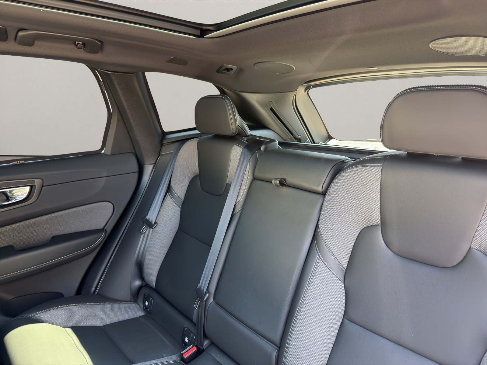 VOLVO XC60 2.0 T8 TE R-Design eAWD-image-12