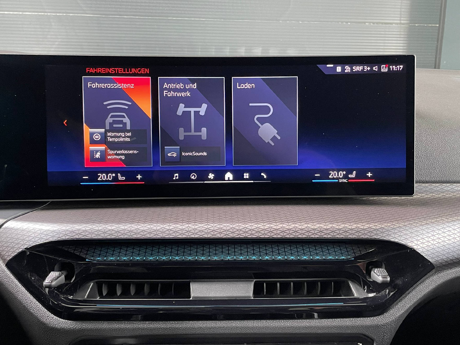 BMW 330e xDrive SAG Touring-image-11