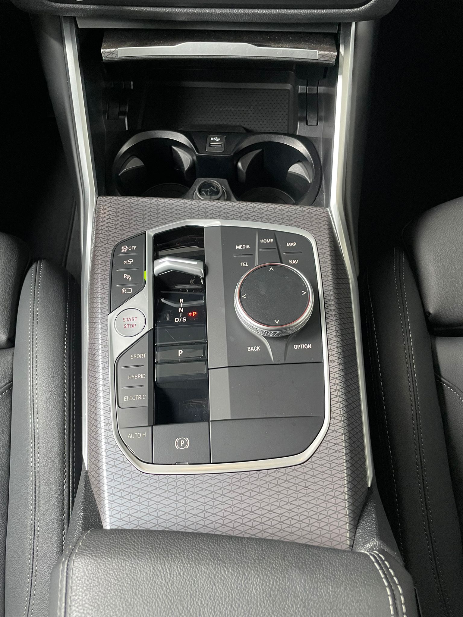 BMW 330e xDrive SAG Touring-image-10