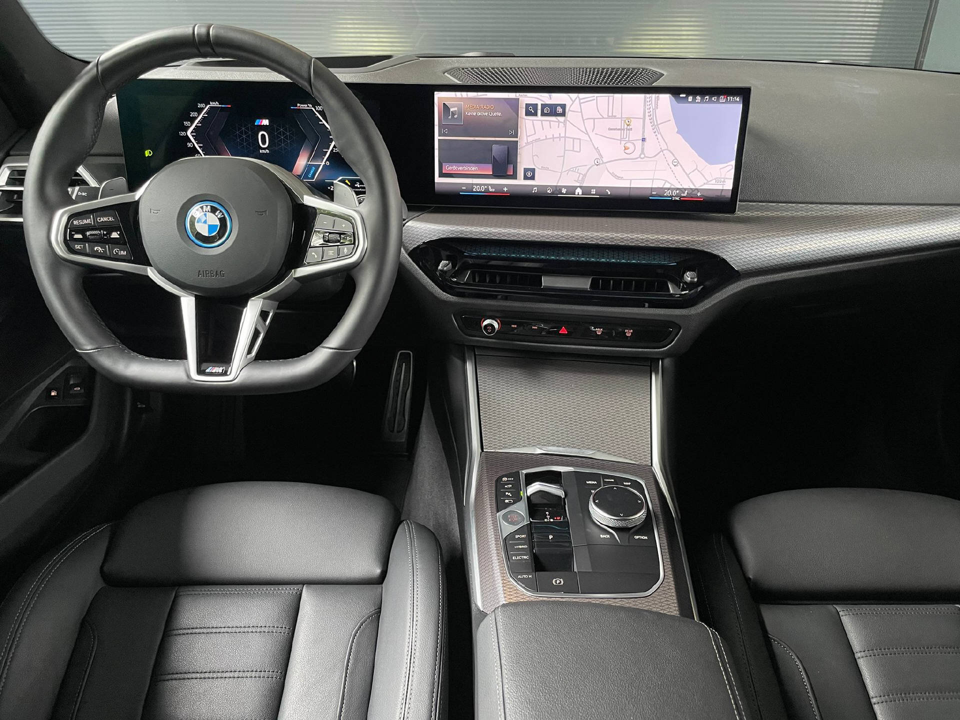 BMW 330e xDrive SAG Touring-image-6