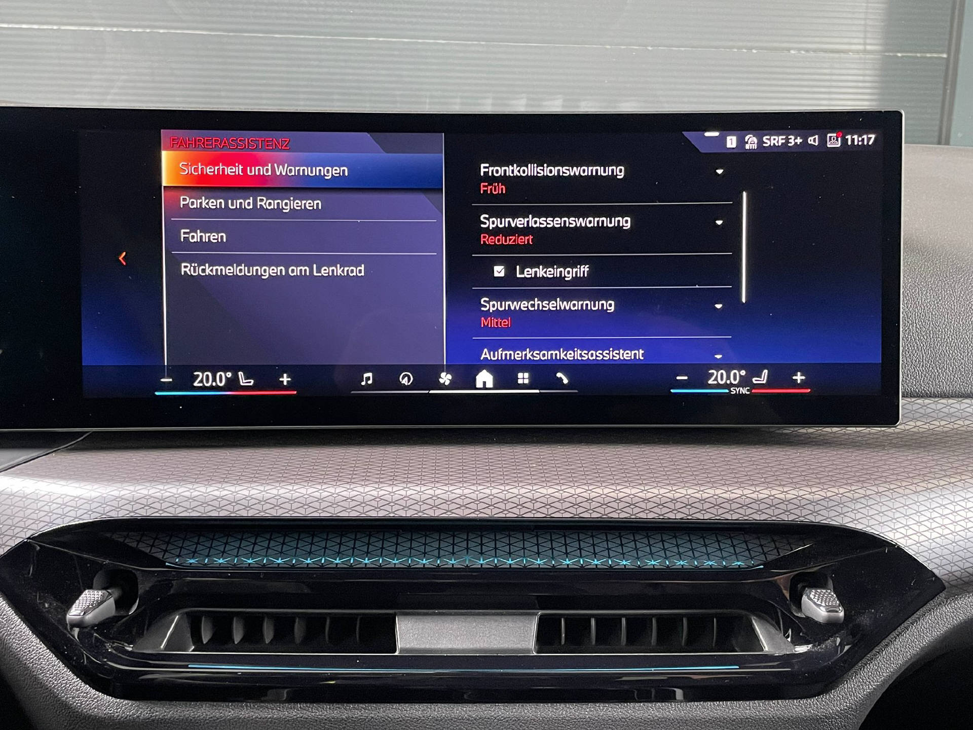 BMW 330e xDrive SAG Touring-image-12