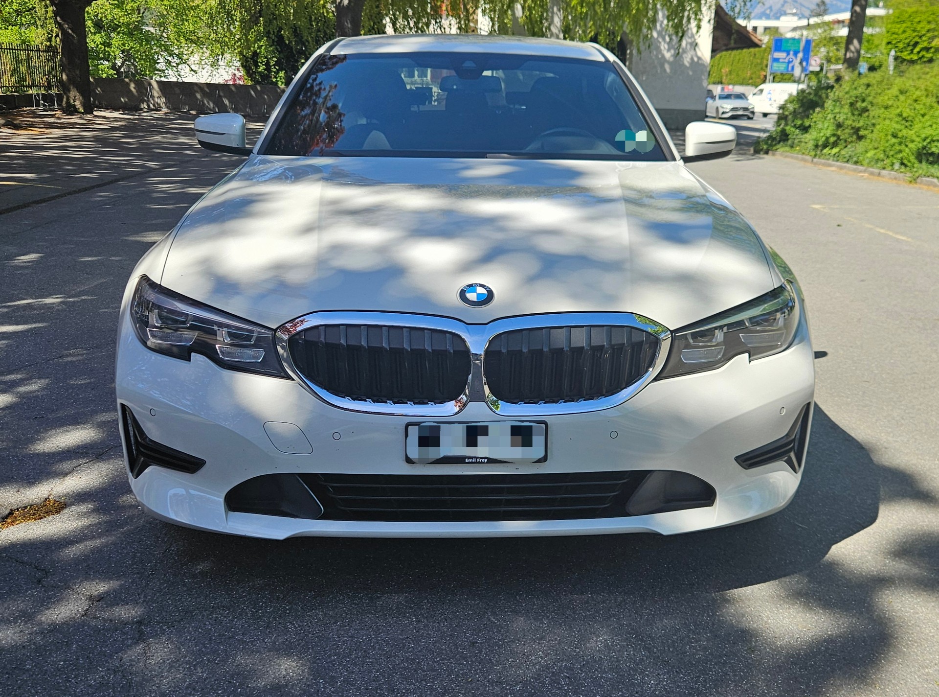 BMW 320i xDrive-image-2