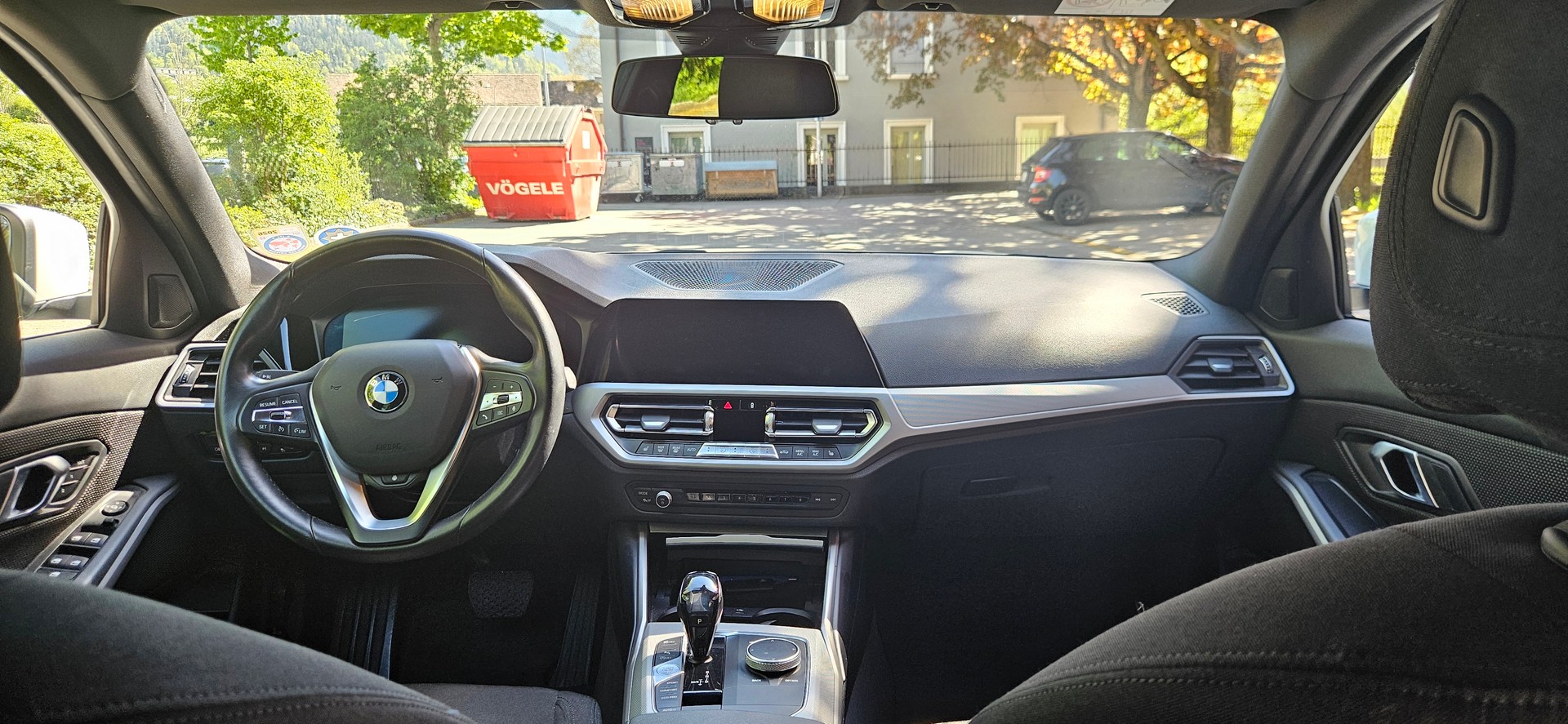 BMW 320i xDrive-image-4