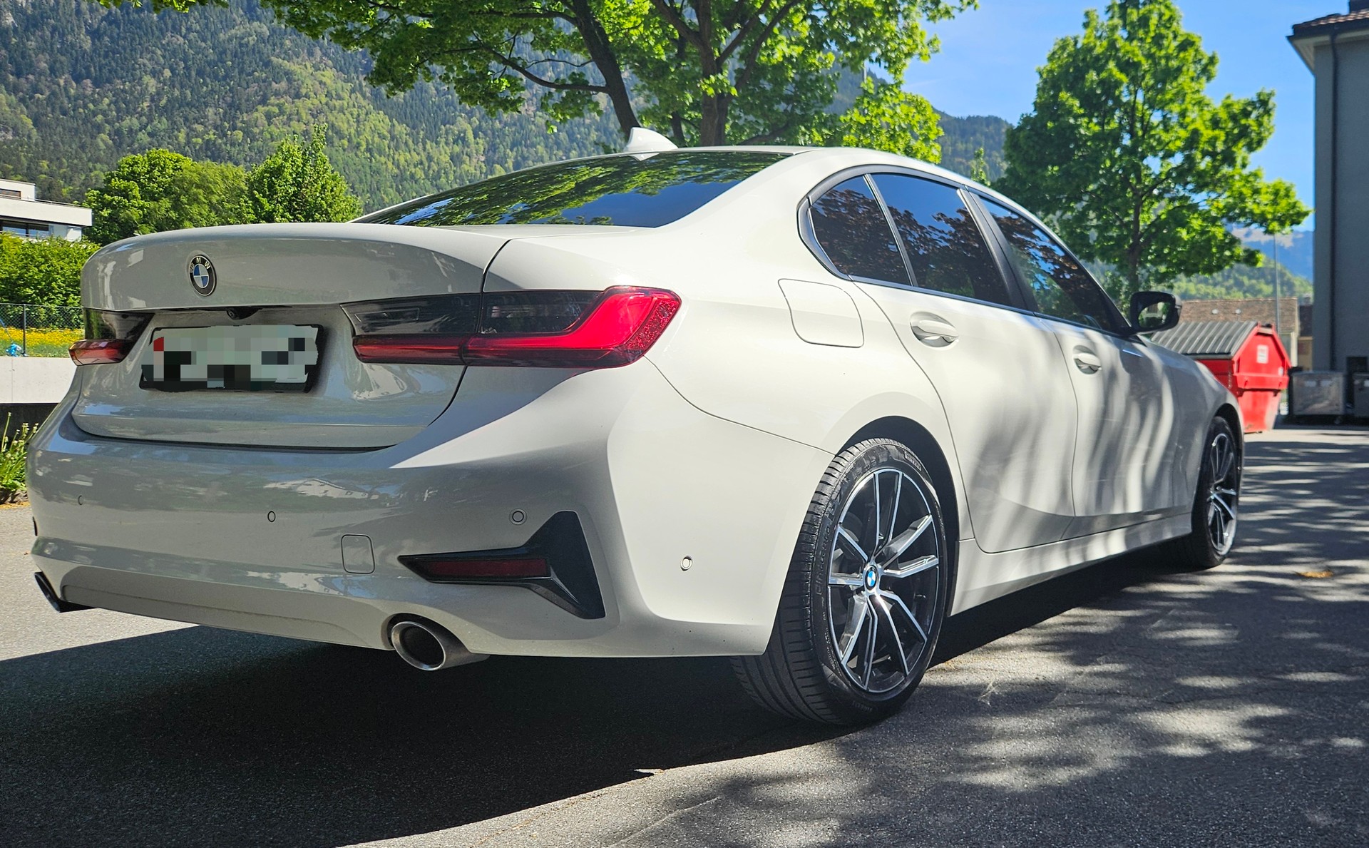 BMW 320i xDrive-image-1