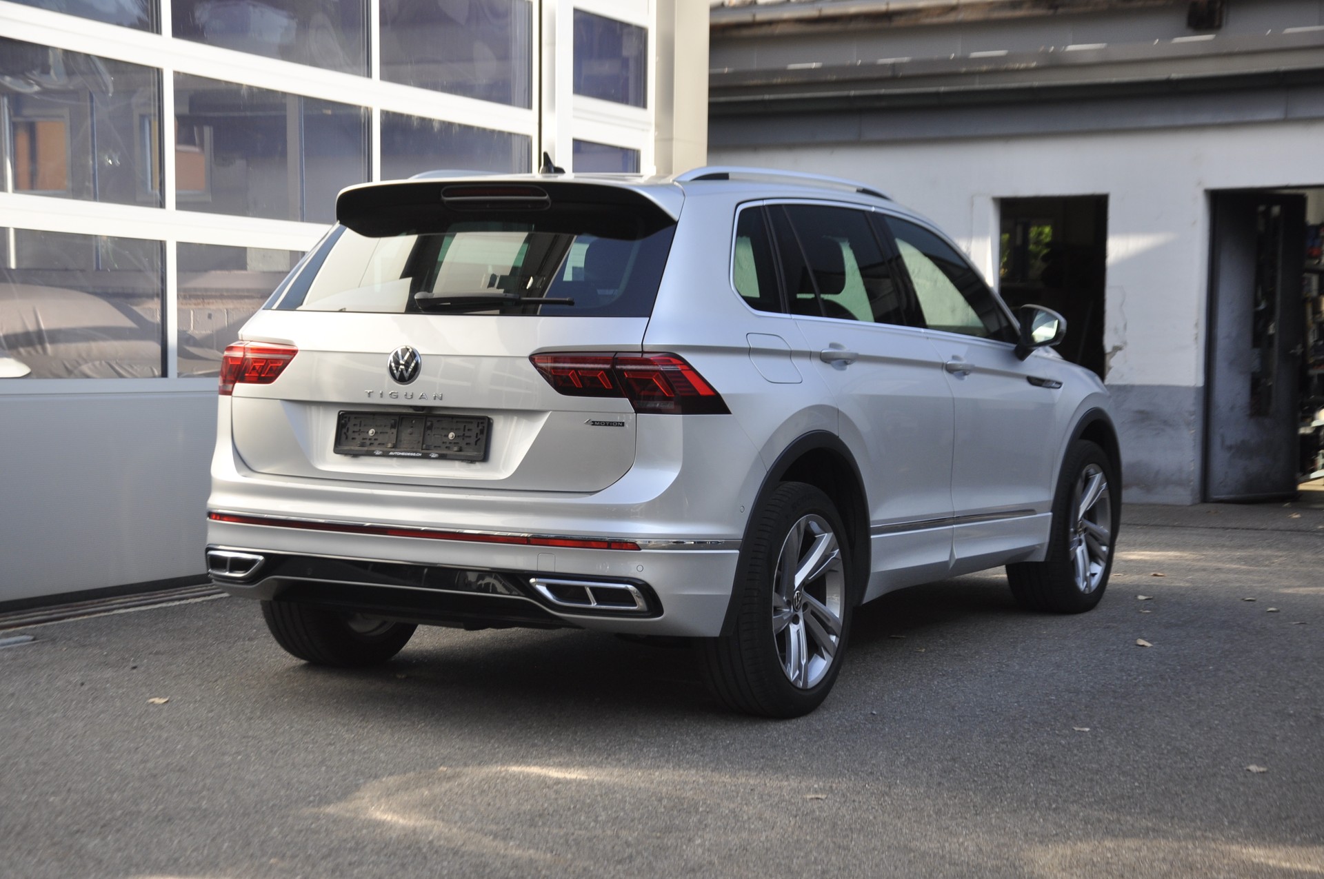 VW Tiguan 2.0 TDI SCR R-Line 4Motion DSG I Anhängerkupplung-image-2