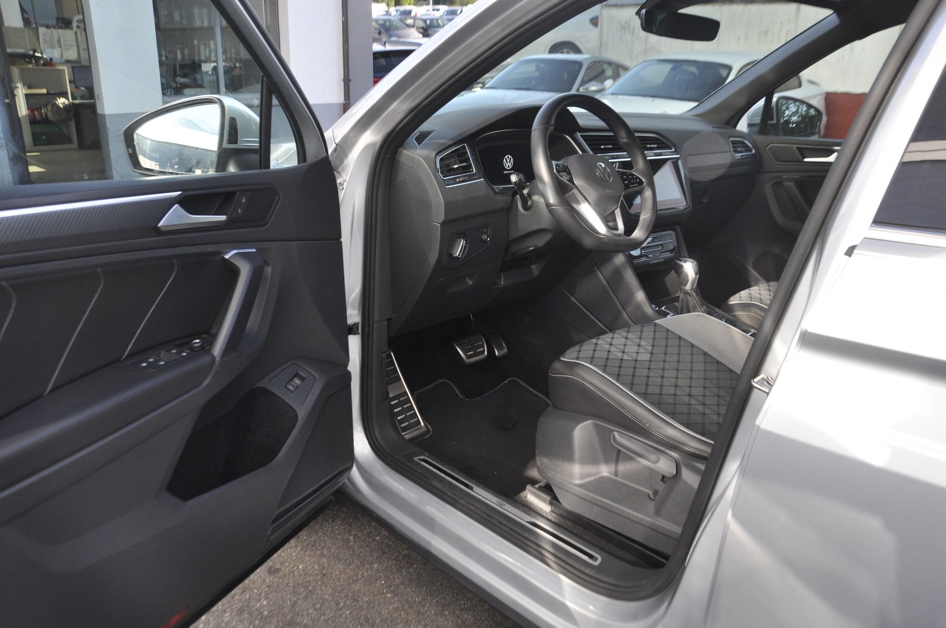 VW Tiguan 2.0 TDI SCR R-Line 4Motion DSG I Anhängerkupplung-image-3