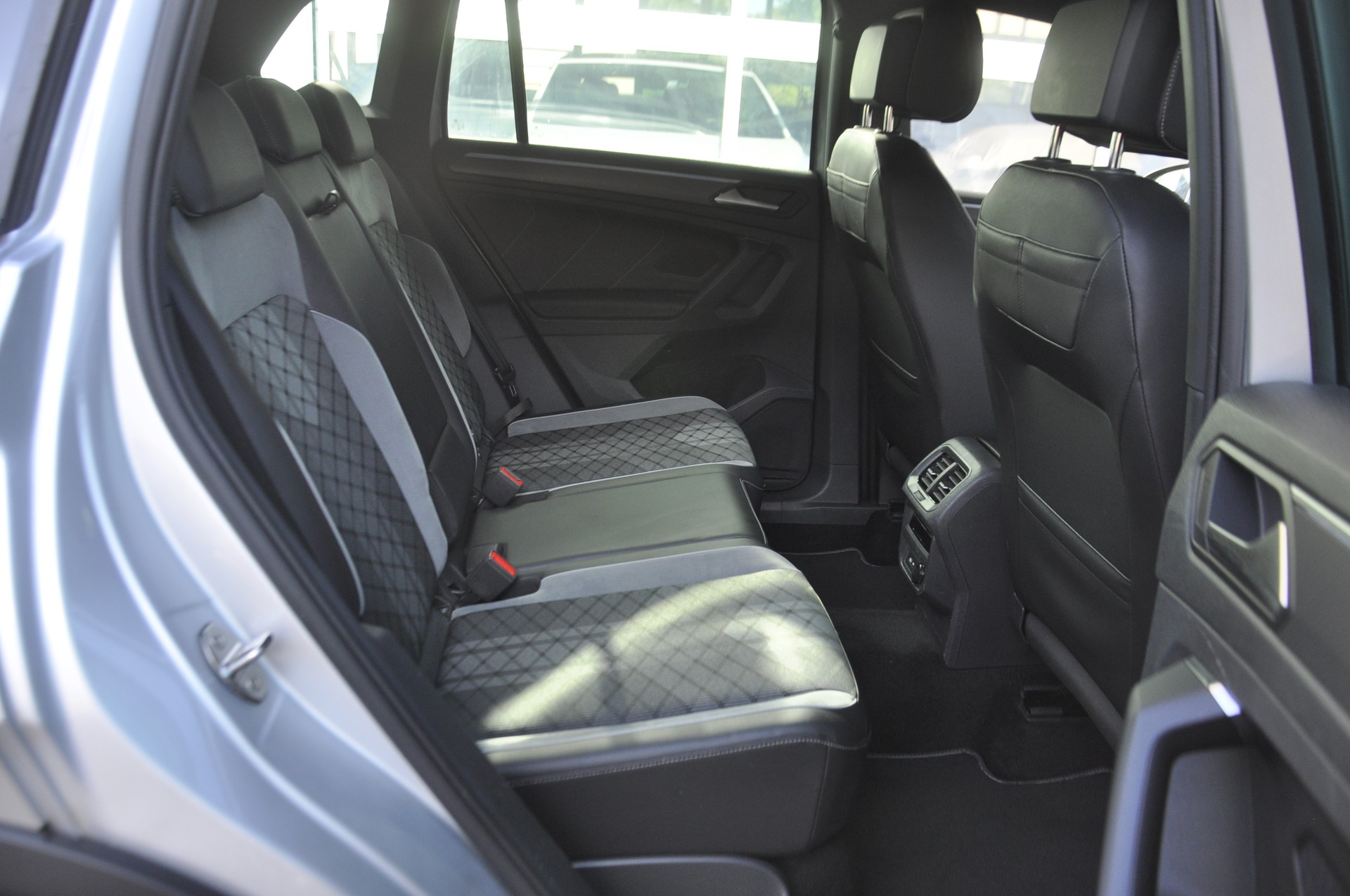 VW Tiguan 2.0 TDI SCR R-Line 4Motion DSG I Anhängerkupplung-image-8
