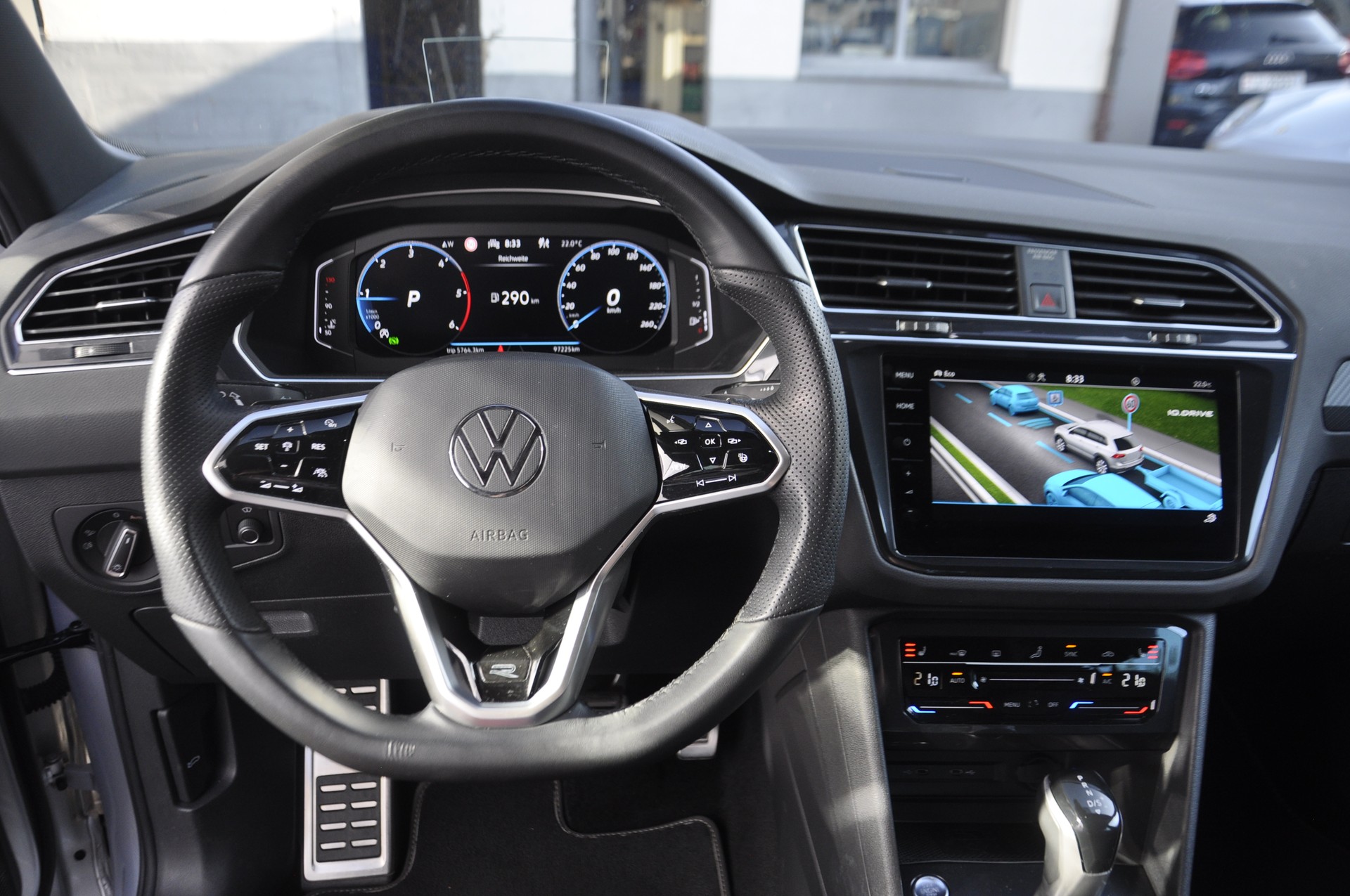 VW Tiguan 2.0 TDI SCR R-Line 4Motion DSG I Anhängerkupplung-image-9