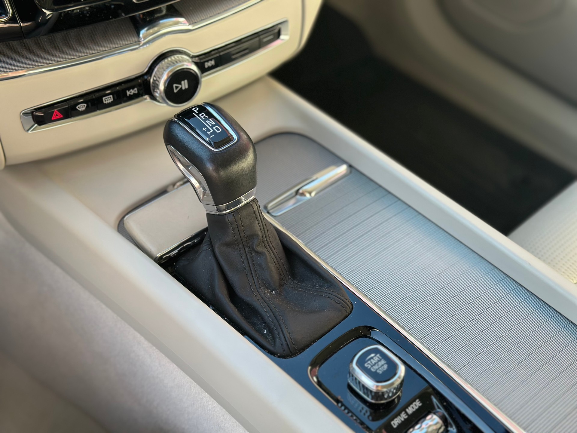 VOLVO XC60 T6 AWD Inscription Geartronic-image-9