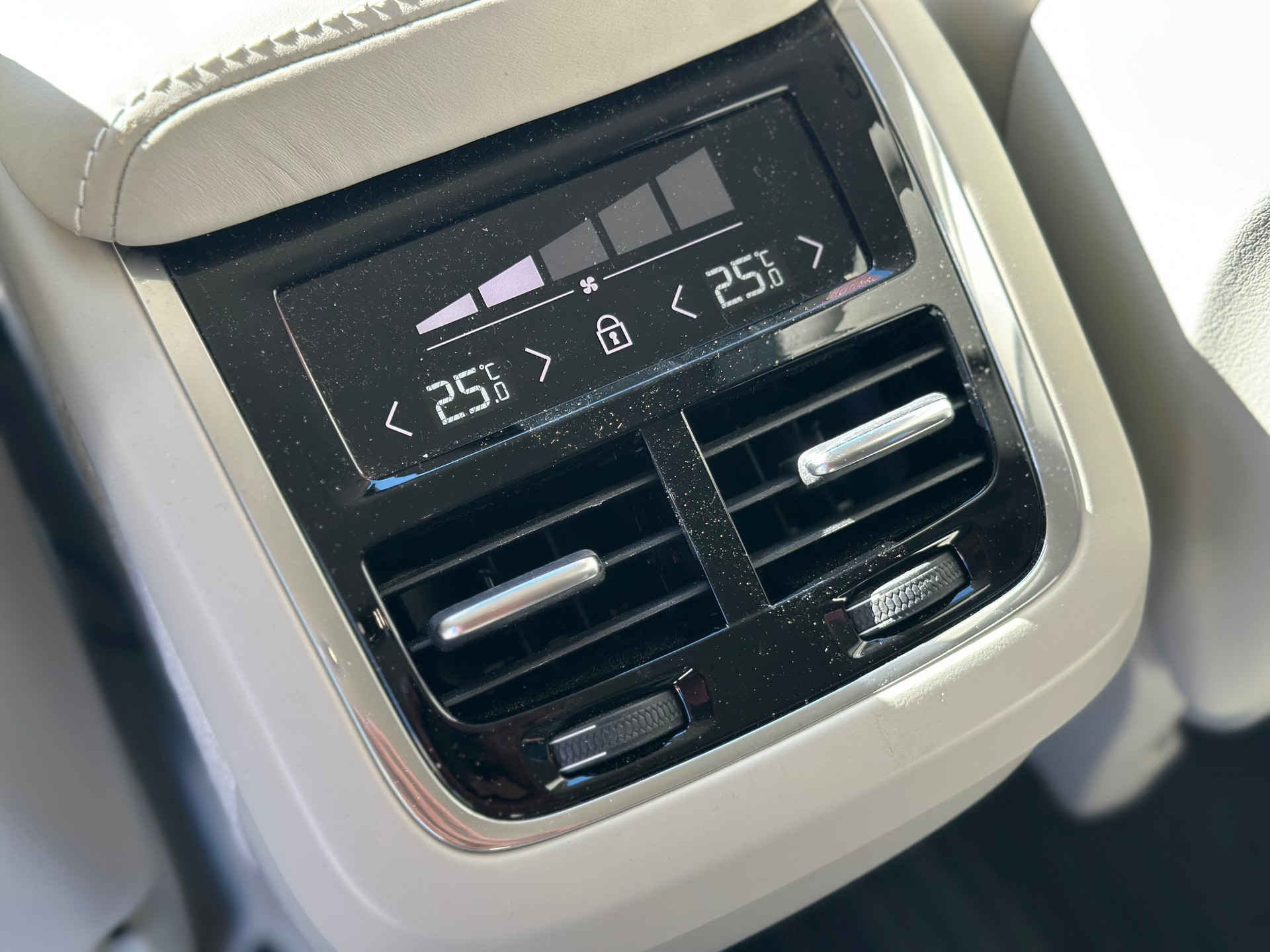 VOLVO XC60 T6 AWD Inscription Geartronic-image-13