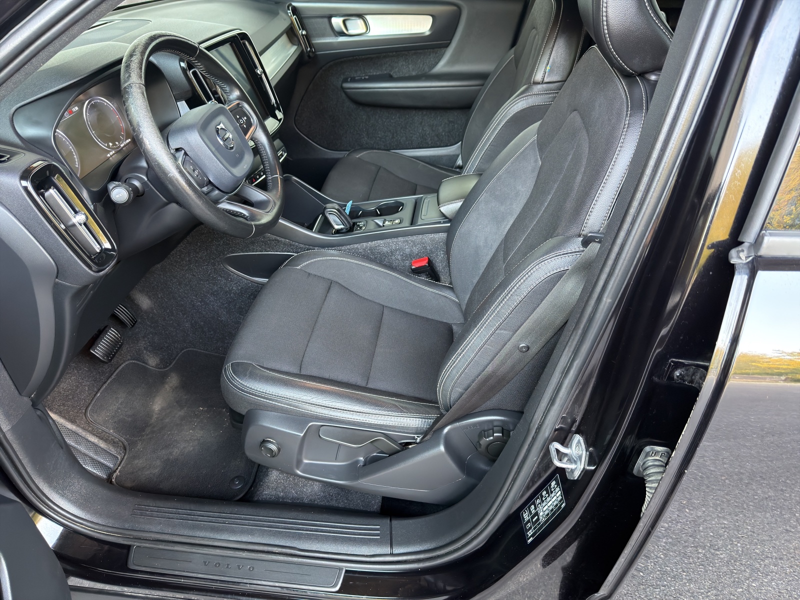 VOLVO XC40 D4 AWD Momentum Geartronic-image-9
