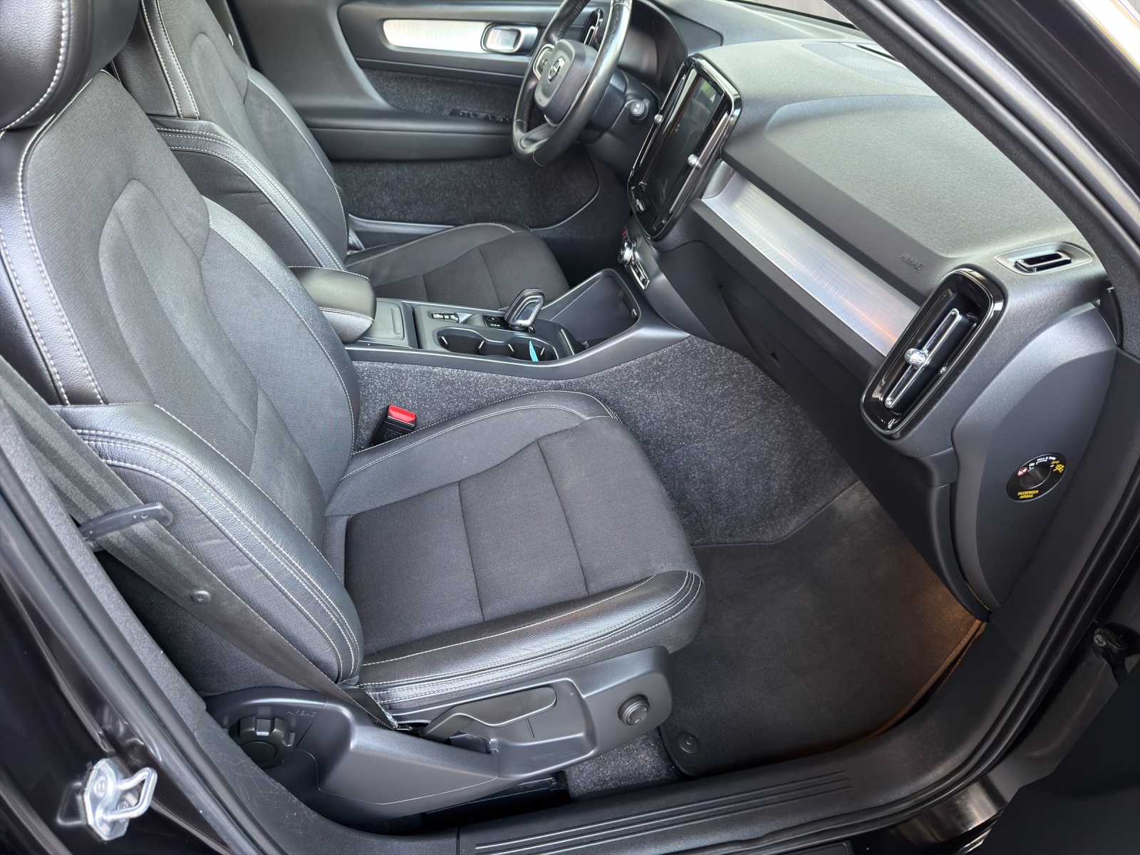 VOLVO XC40 D4 AWD Momentum Geartronic-image-11