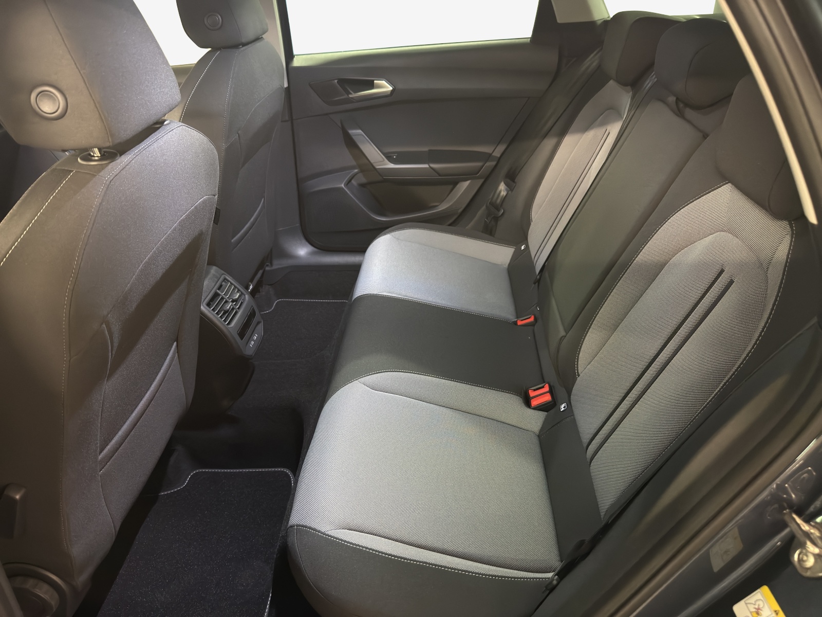 SEAT Leon ST 1.5 eHybrid pHEV DSG Business Edition-image-11