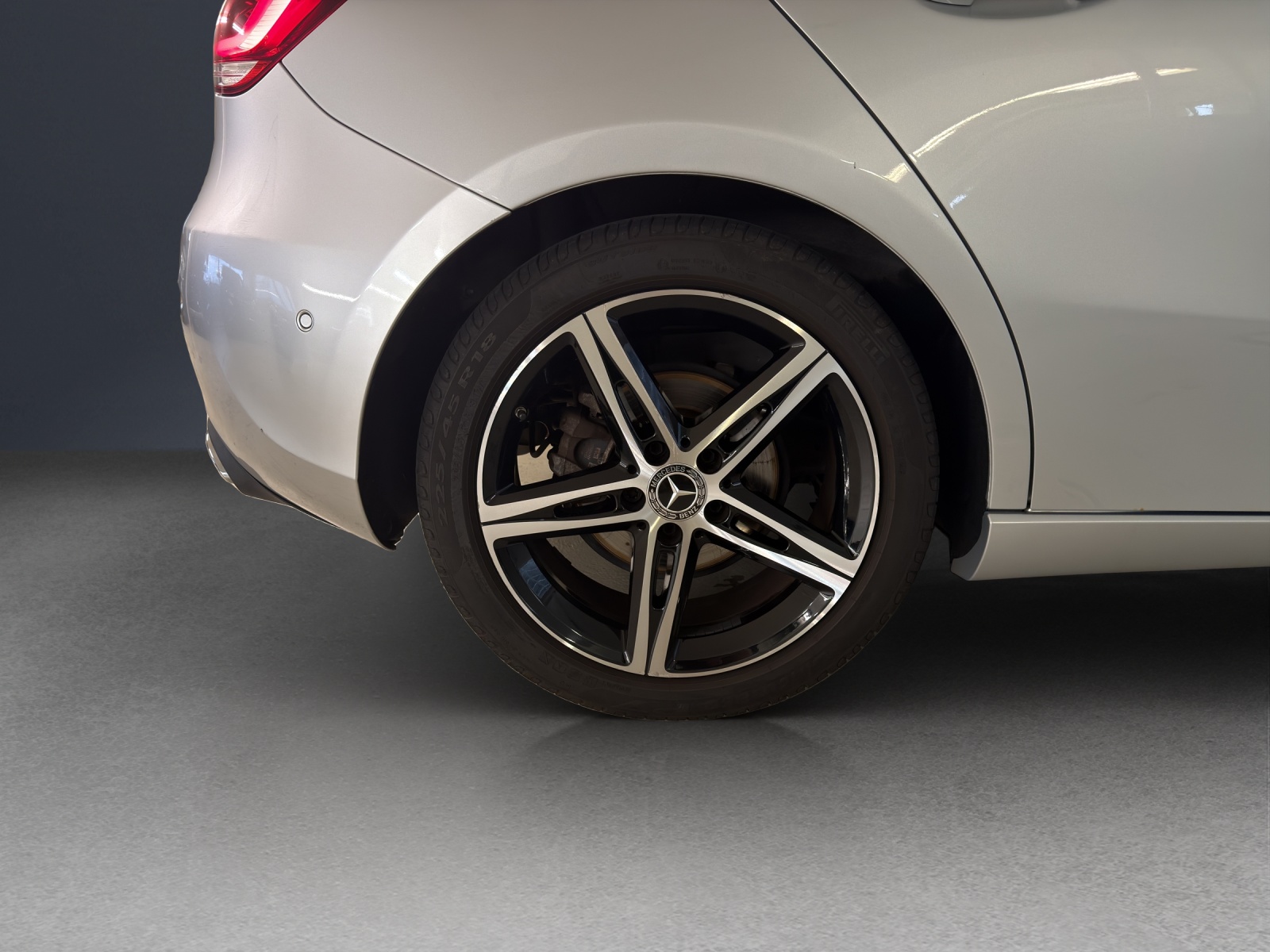 MERCEDES-BENZ A 180 Edition-image-5