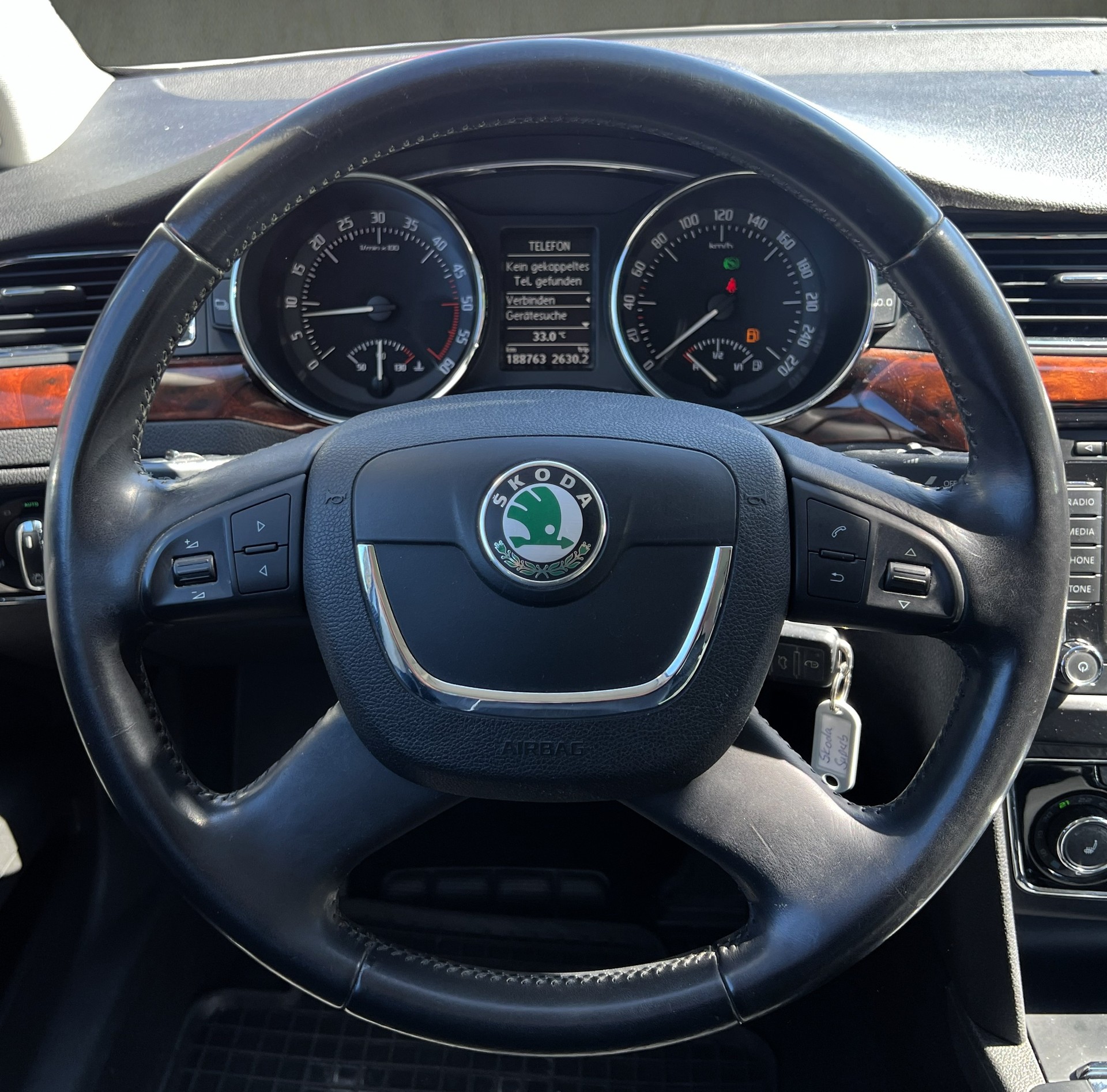 SKODA Superb 2.0 TDi Elegance DSG-image-22