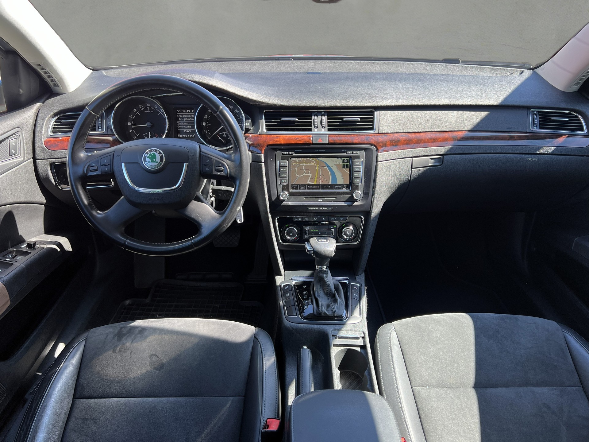 SKODA Superb 2.0 TDi Elegance DSG-image-24