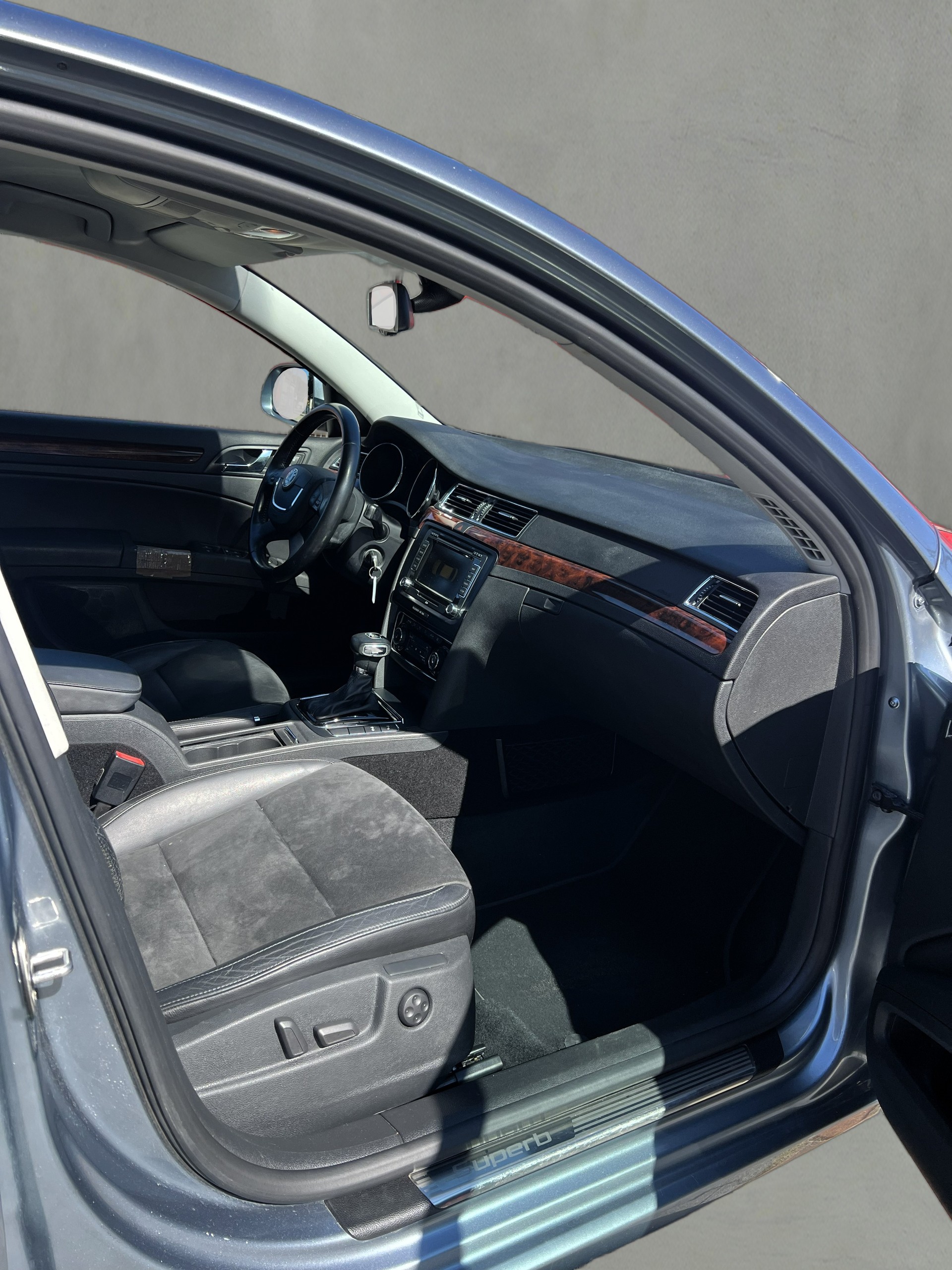 SKODA Superb 2.0 TDi Elegance DSG-image-16